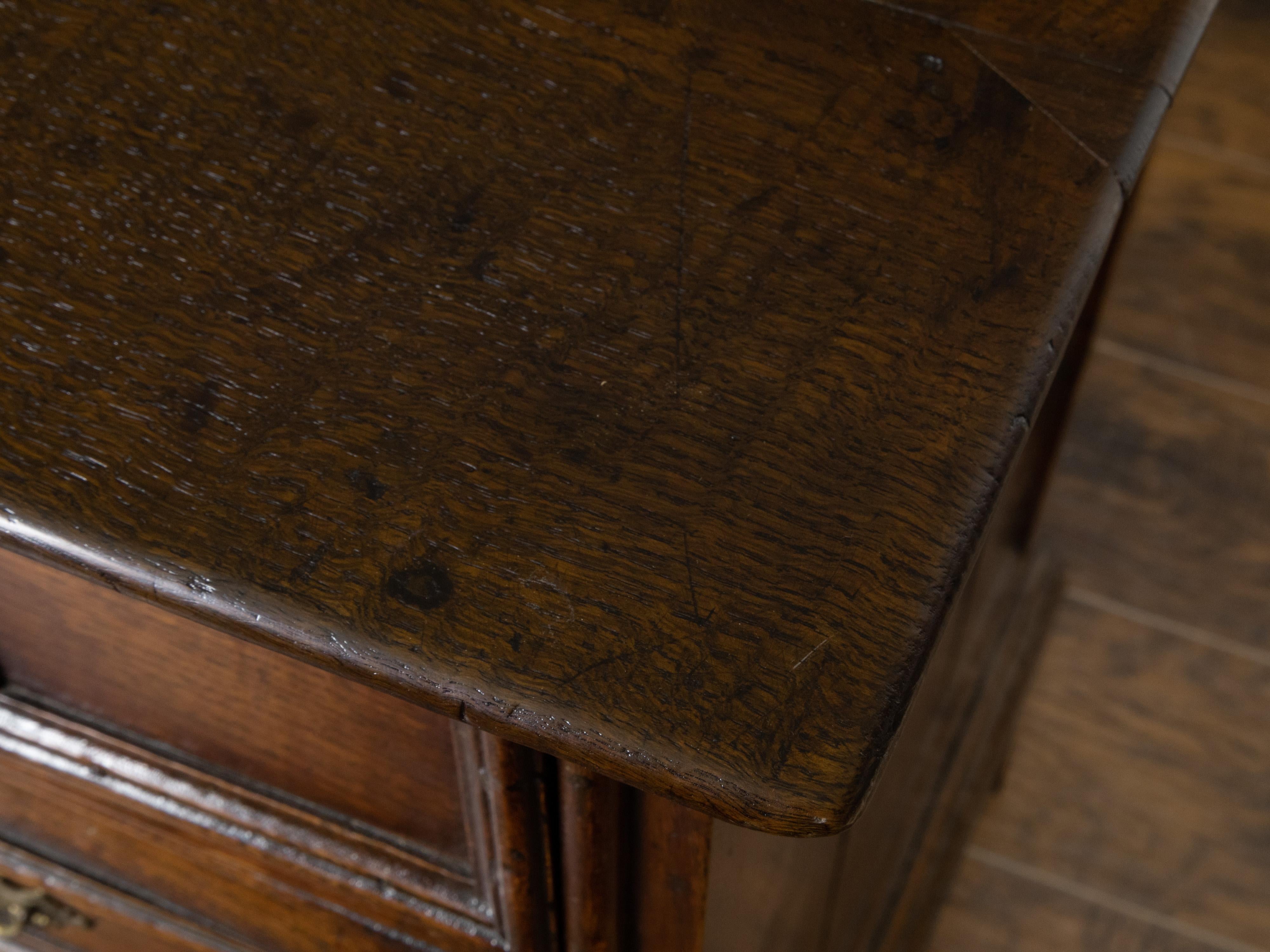 Cassettone inglese del periodo Giorgio III del 1810 con fronte geometrico e cinque cassetti, in Oak in vendita 7
