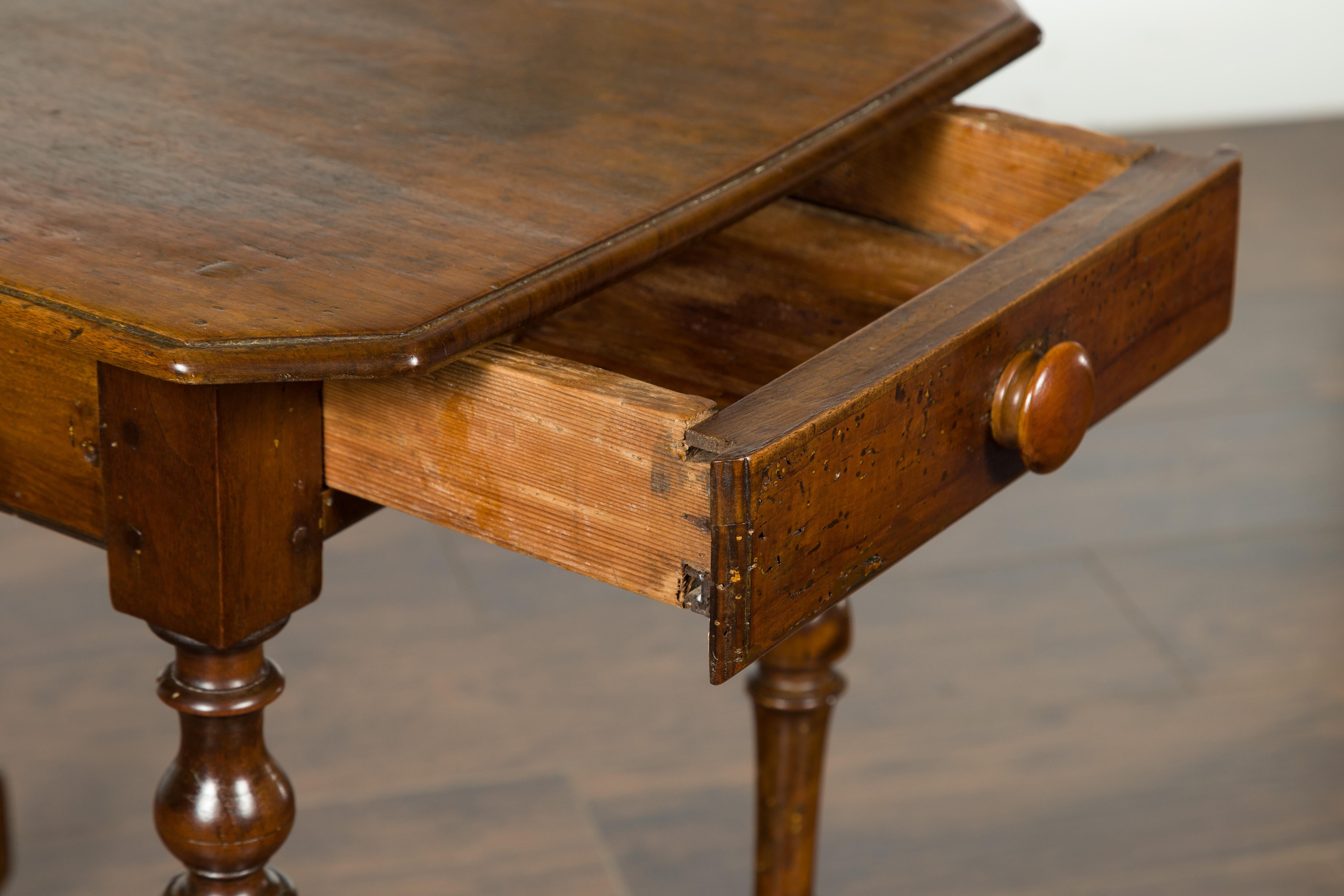 English 1810s George III Walnut Side Table with Single Drawer and Turned Legs 6