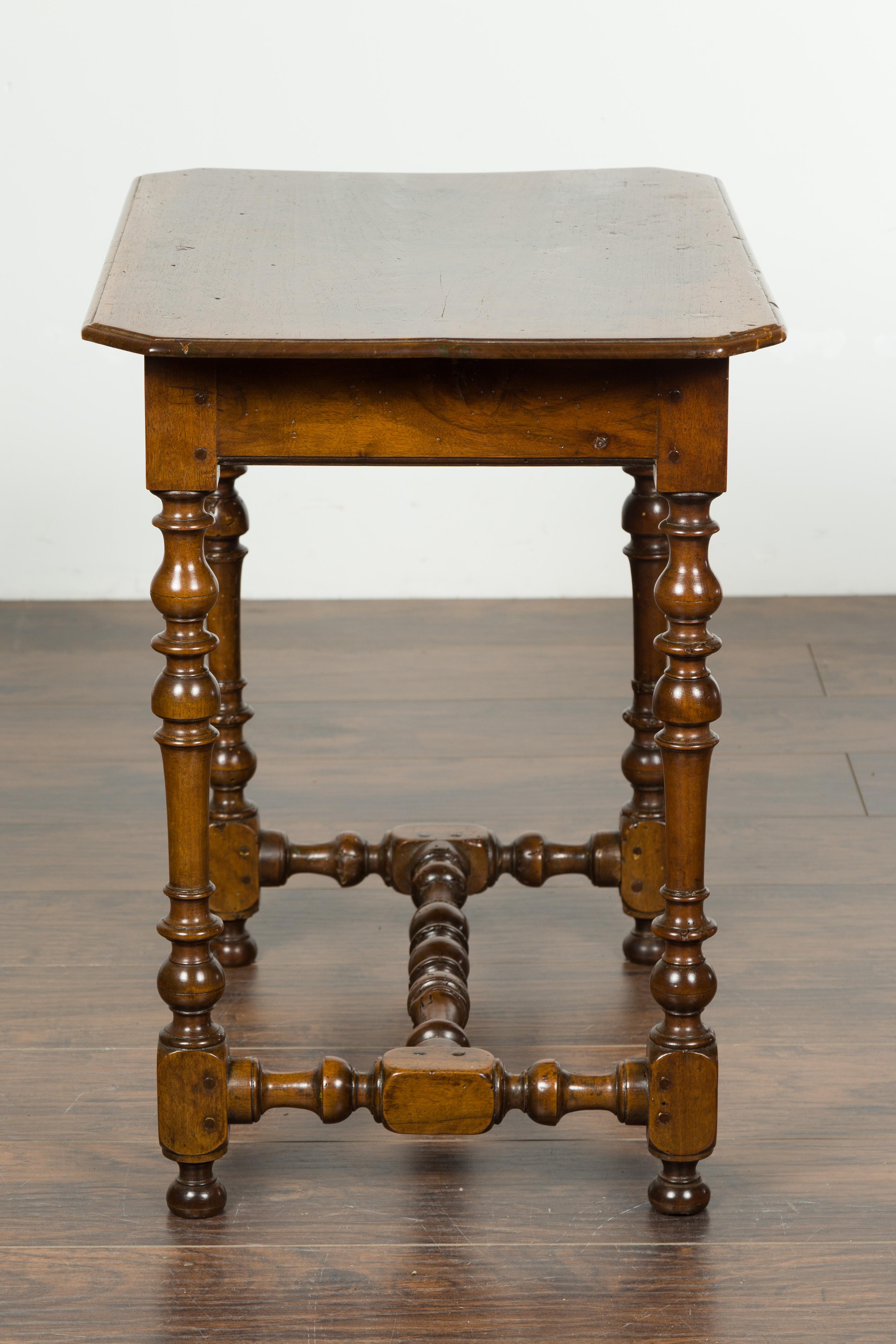 English 1810s George III Walnut Side Table with Single Drawer and Turned Legs 8