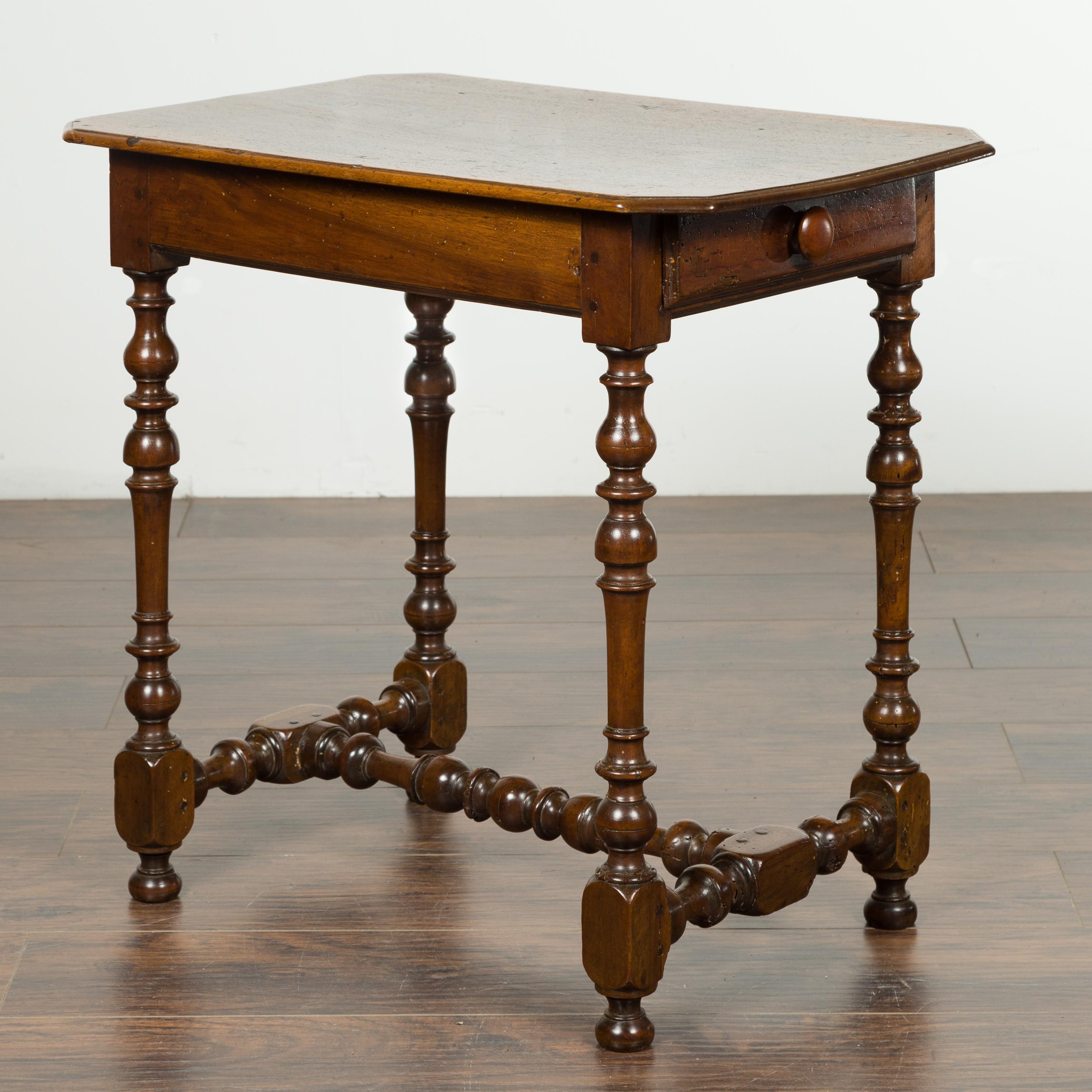English 1810s George III Walnut Side Table with Single Drawer and Turned Legs In Good Condition In Atlanta, GA