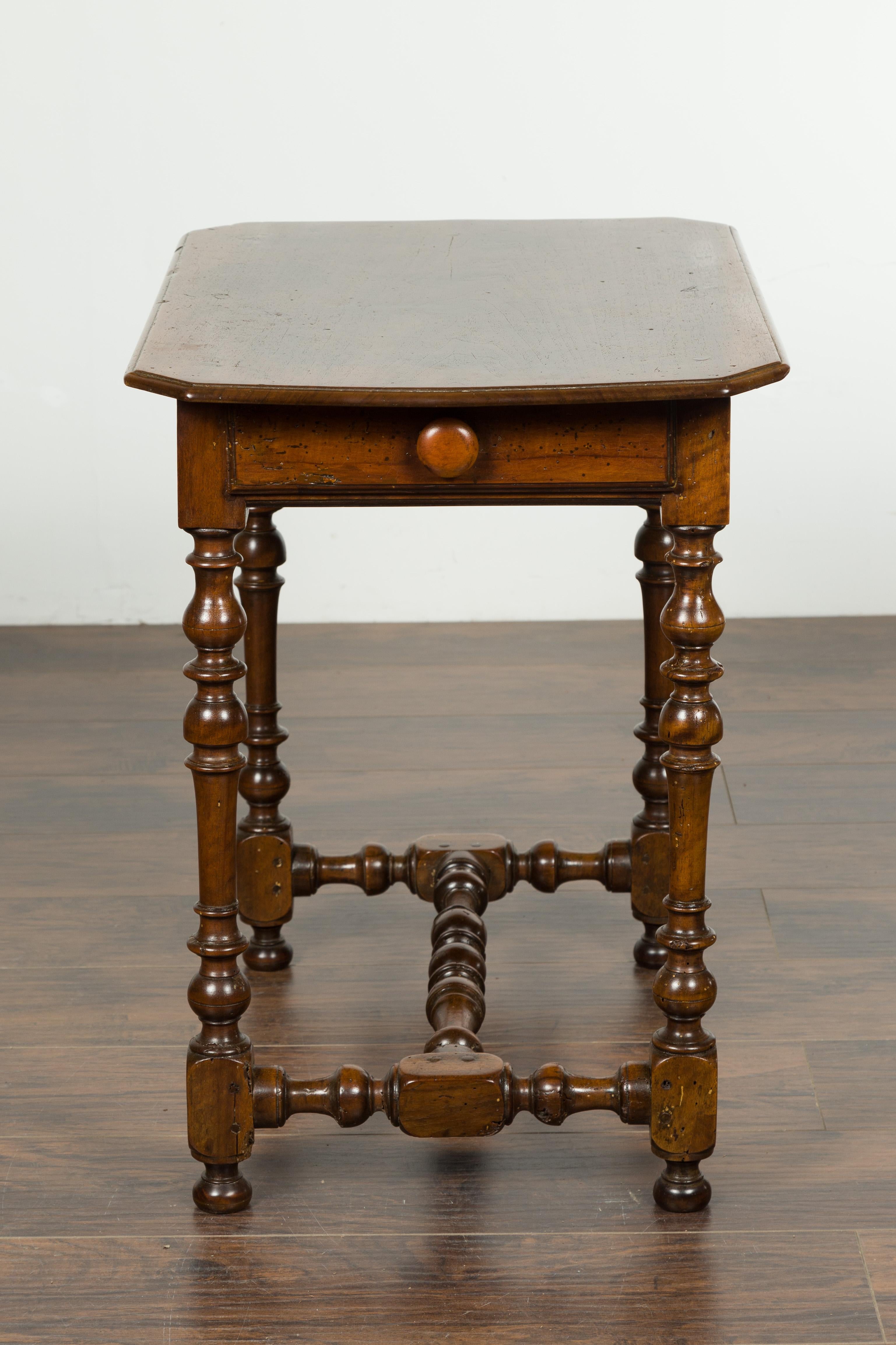 19th Century English 1810s George III Walnut Side Table with Single Drawer and Turned Legs