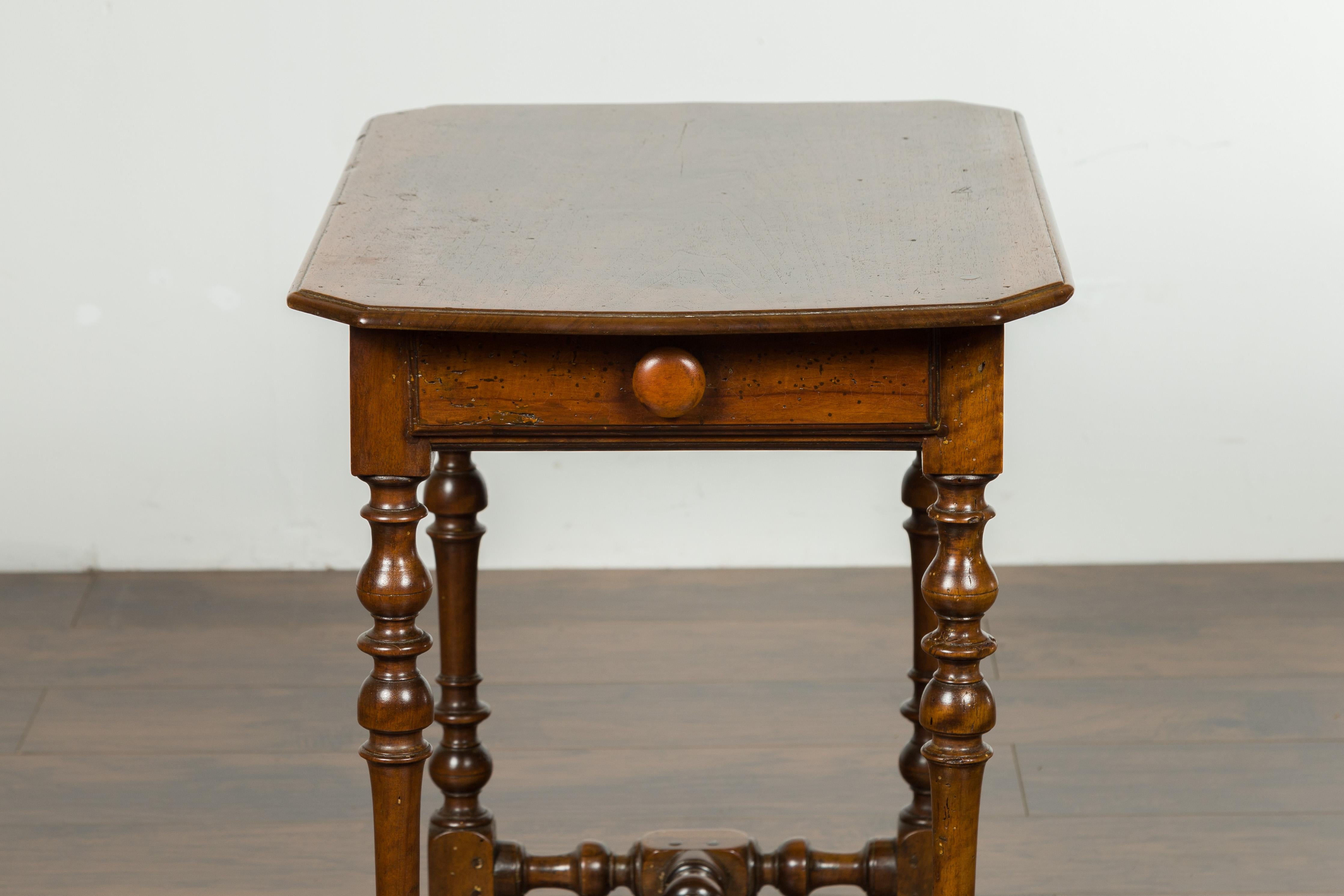 English 1810s George III Walnut Side Table with Single Drawer and Turned Legs 2