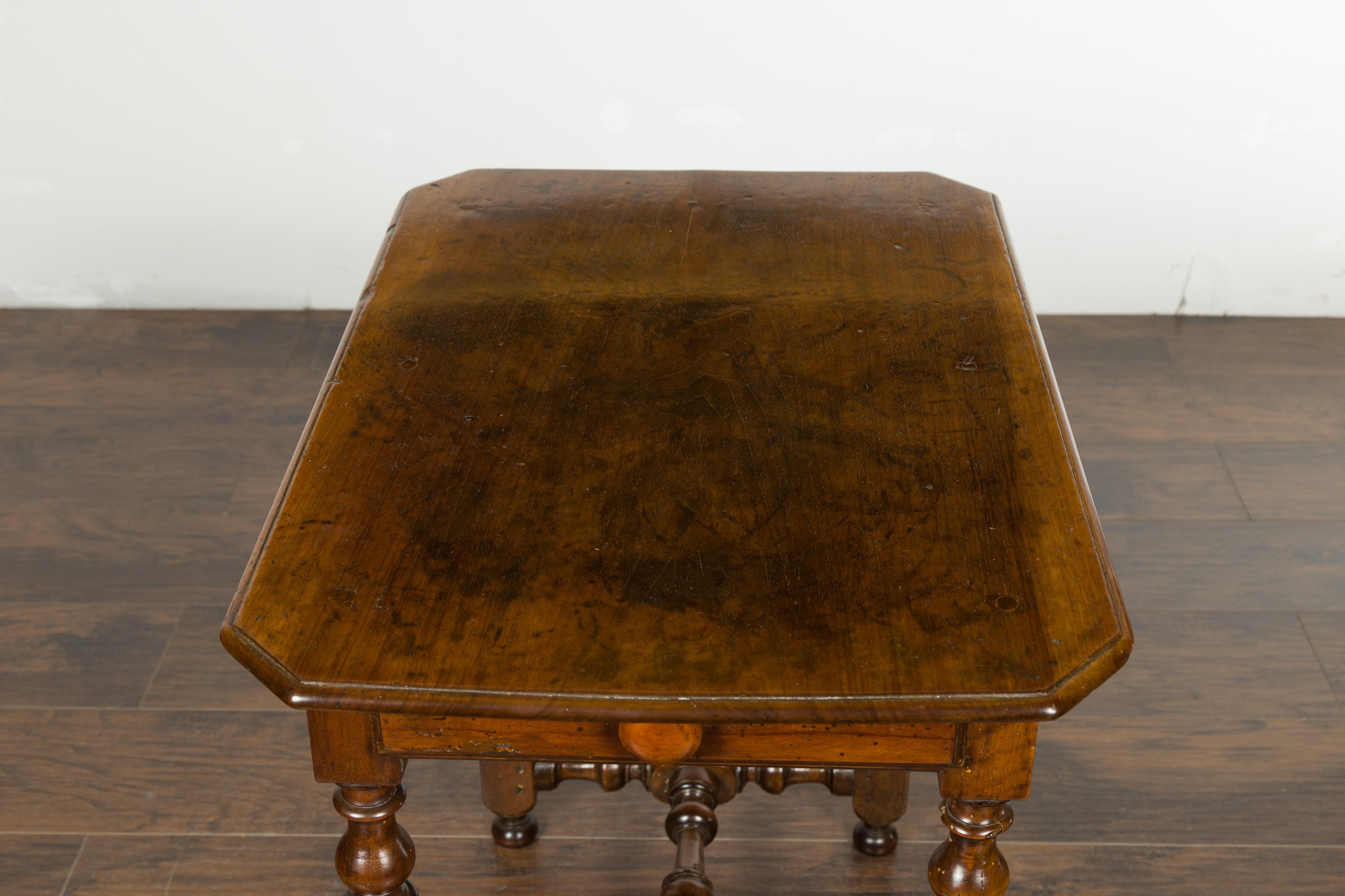 English 1810s George III Walnut Side Table with Single Drawer and Turned Legs 4