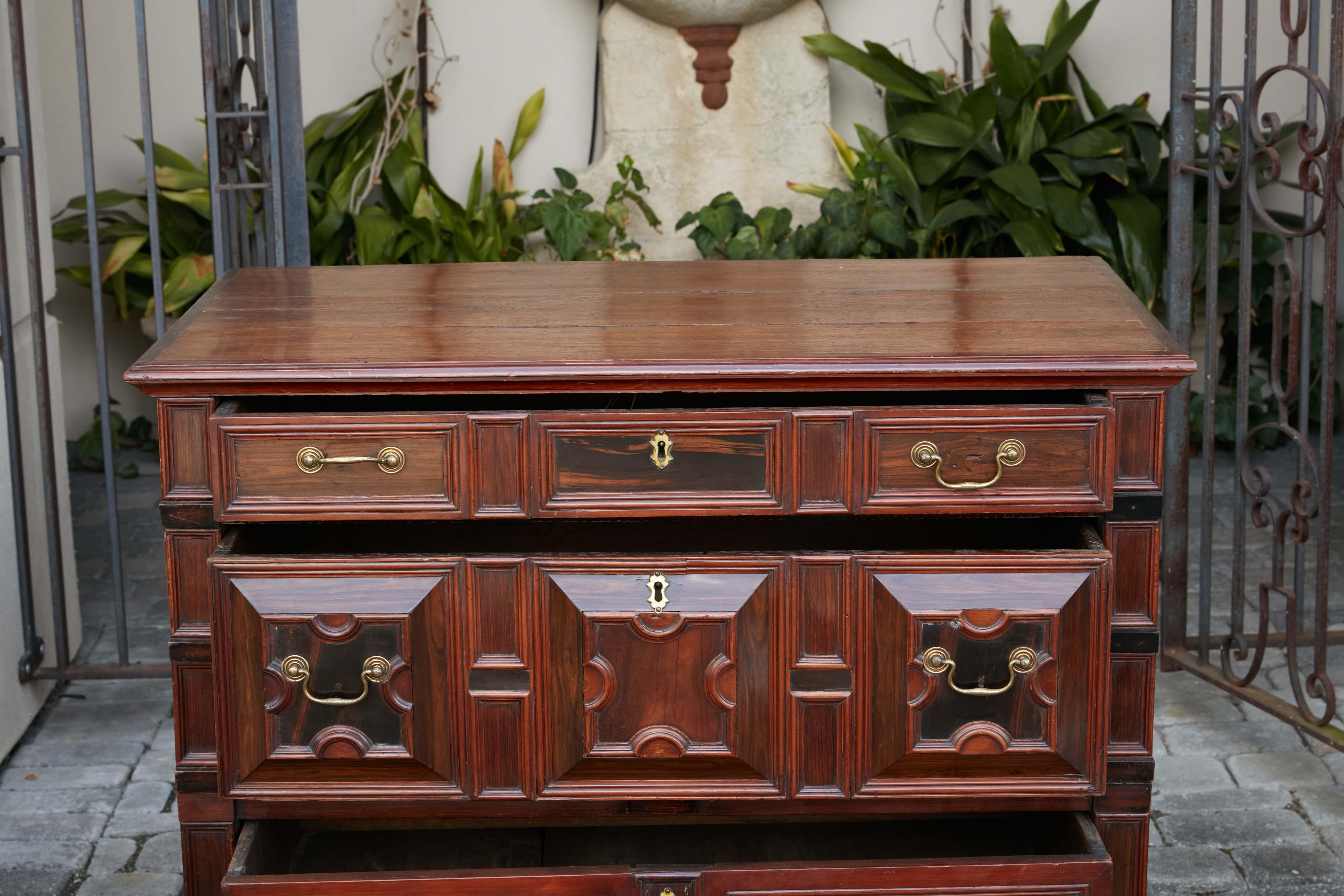 English 1810s Georgian Geometric Front Four-Drawer Chest with Macassar Ebony In Good Condition For Sale In Atlanta, GA