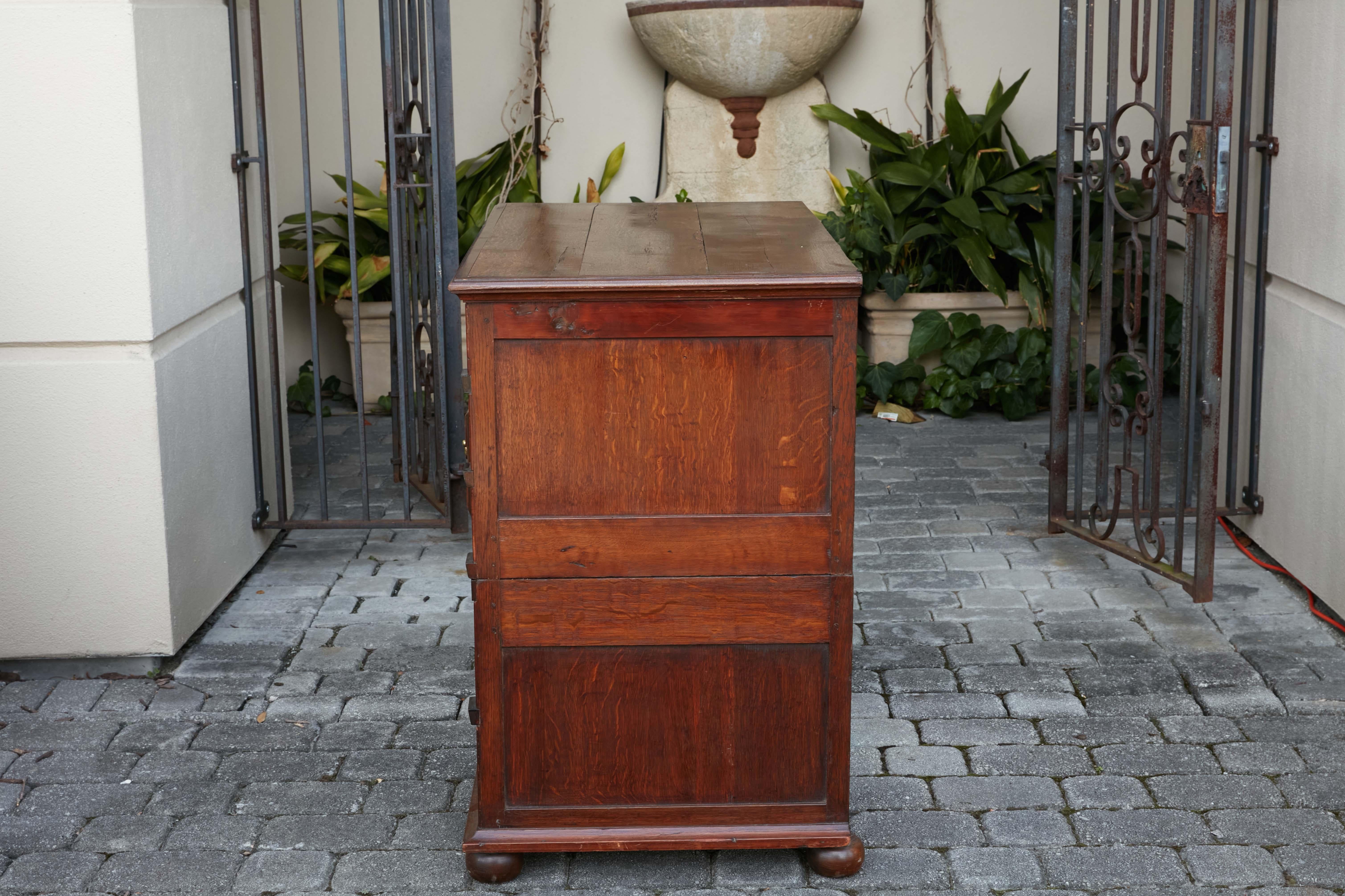 Cassettone geometrico inglese a quattro cassetti del 1810 con ebano di Macassar in vendita 1