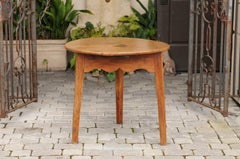 Table de cricket en orme des années 1820 avec trois pieds angulaires et tablier festonné