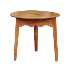 English 1820s Elm Cricket Table with Three Angled Legs and Scalloped Apron