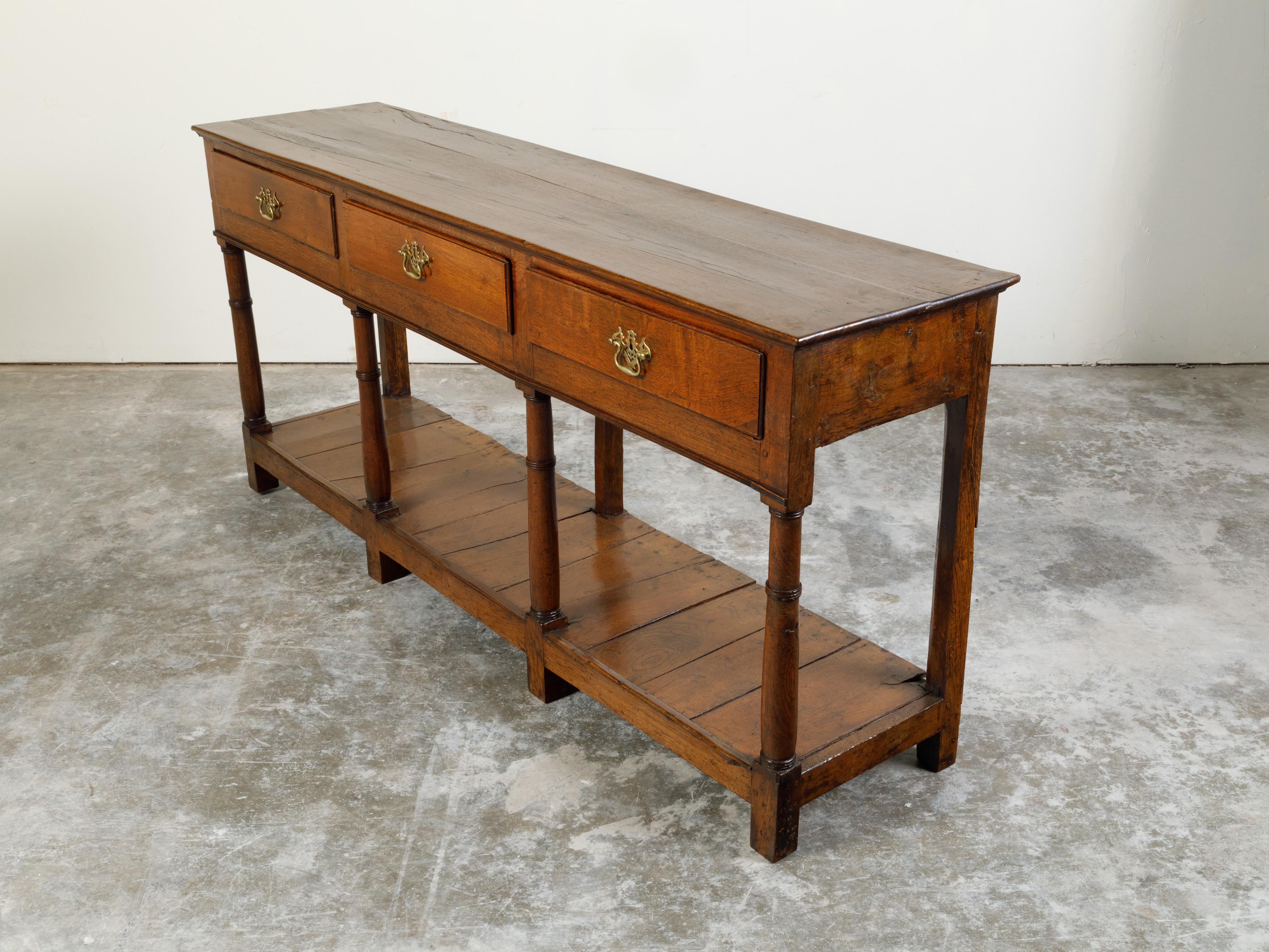 English 1820s Georgian Oak Dresser Base with Three Drawers and Pot Board Shelf In Good Condition In Atlanta, GA