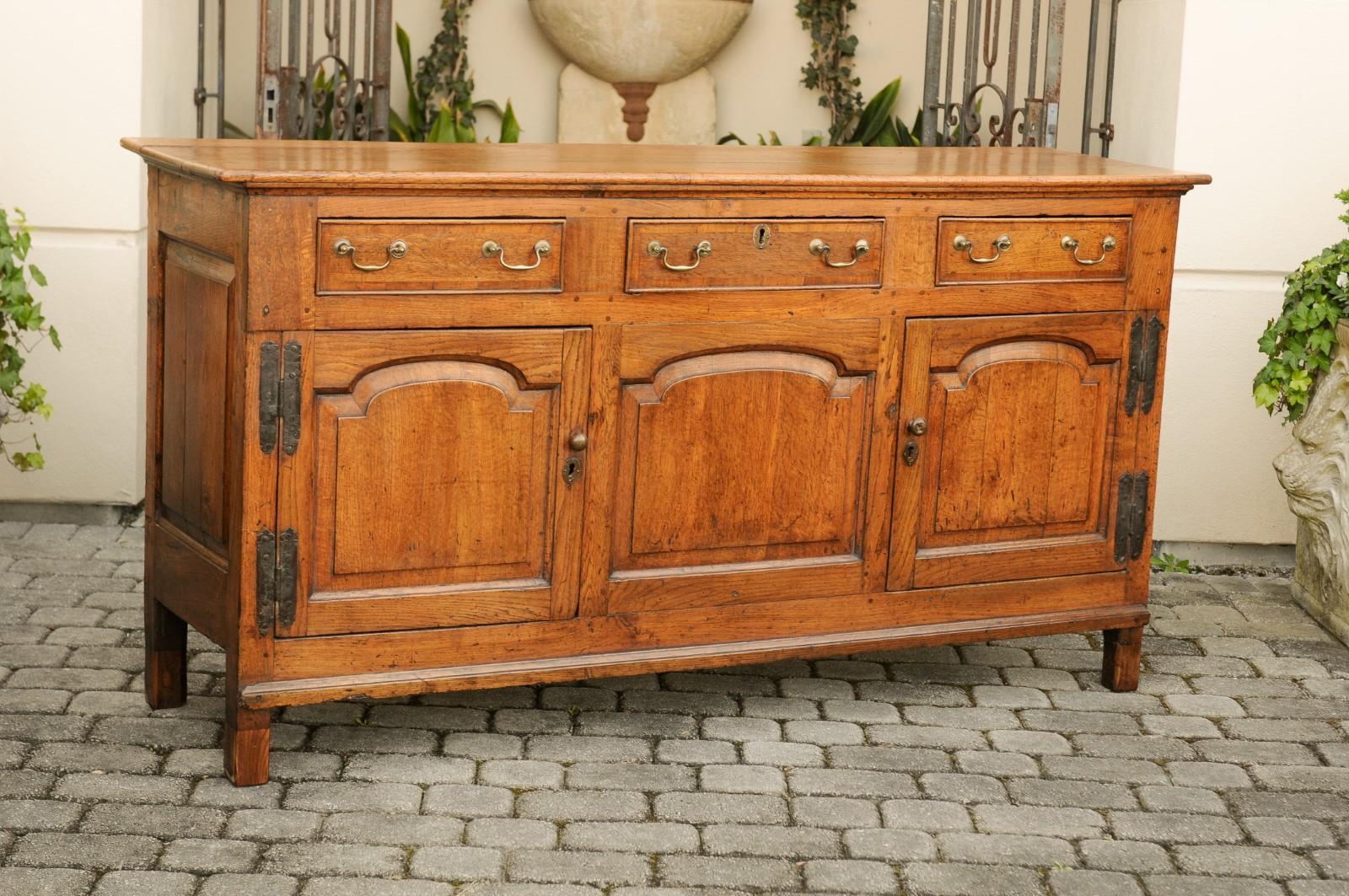 English 1820s Georgian Oak Enfilade with Drawers, Doors and Metal Hinges 6