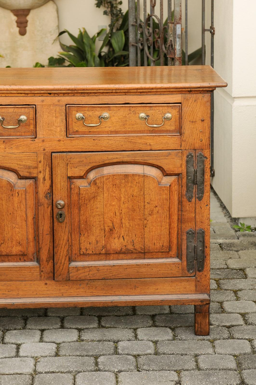 English 1820s Georgian Oak Enfilade with Drawers, Doors and Metal Hinges 2