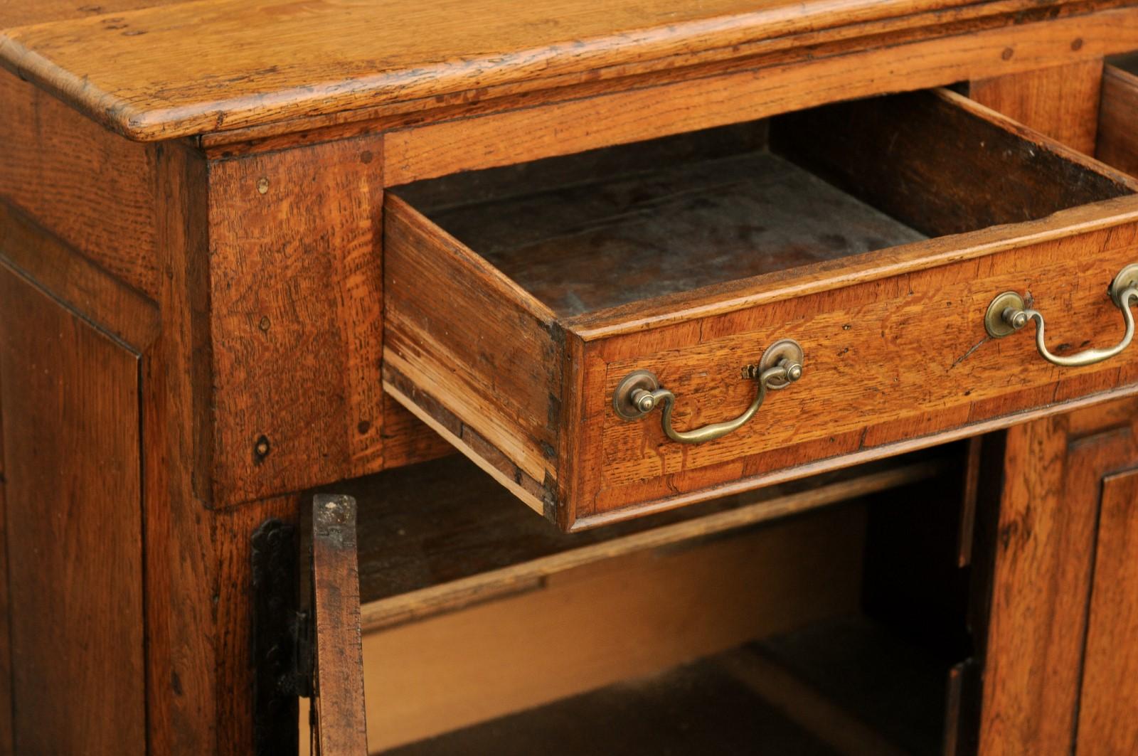 English 1820s Georgian Oak Enfilade with Drawers, Doors and Metal Hinges 4