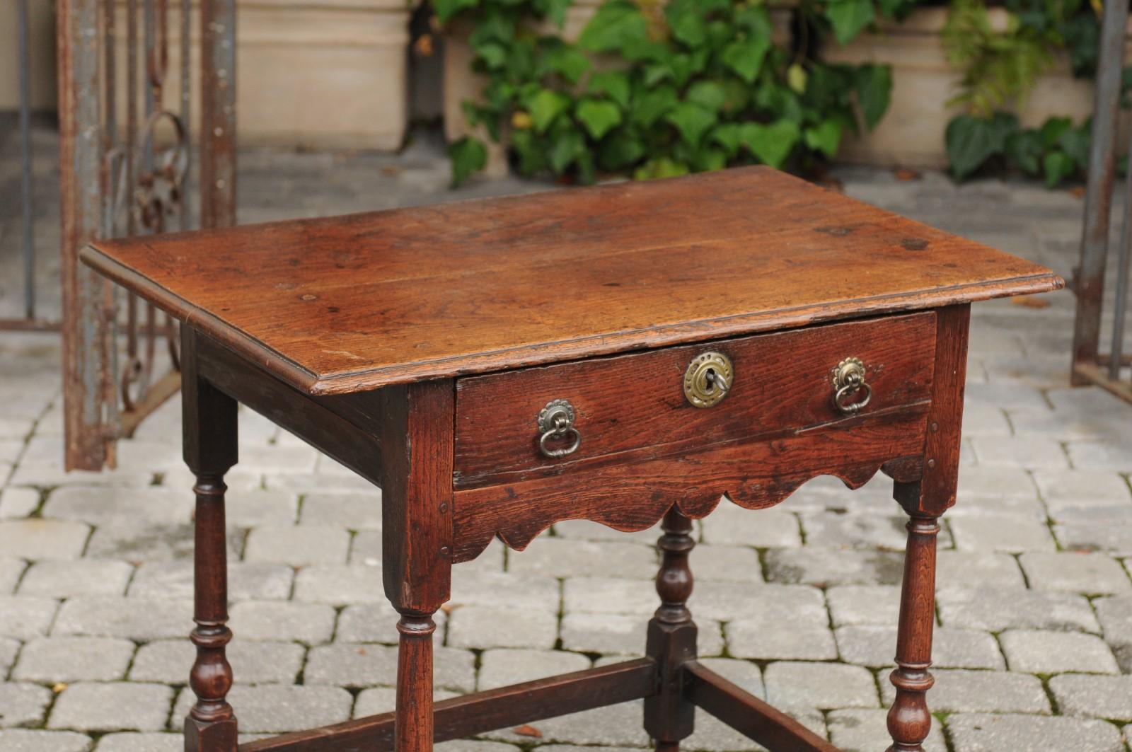 English 1820s Georgian Period Oak Side Table with Single Drawer and Turned Legs In Good Condition In Atlanta, GA