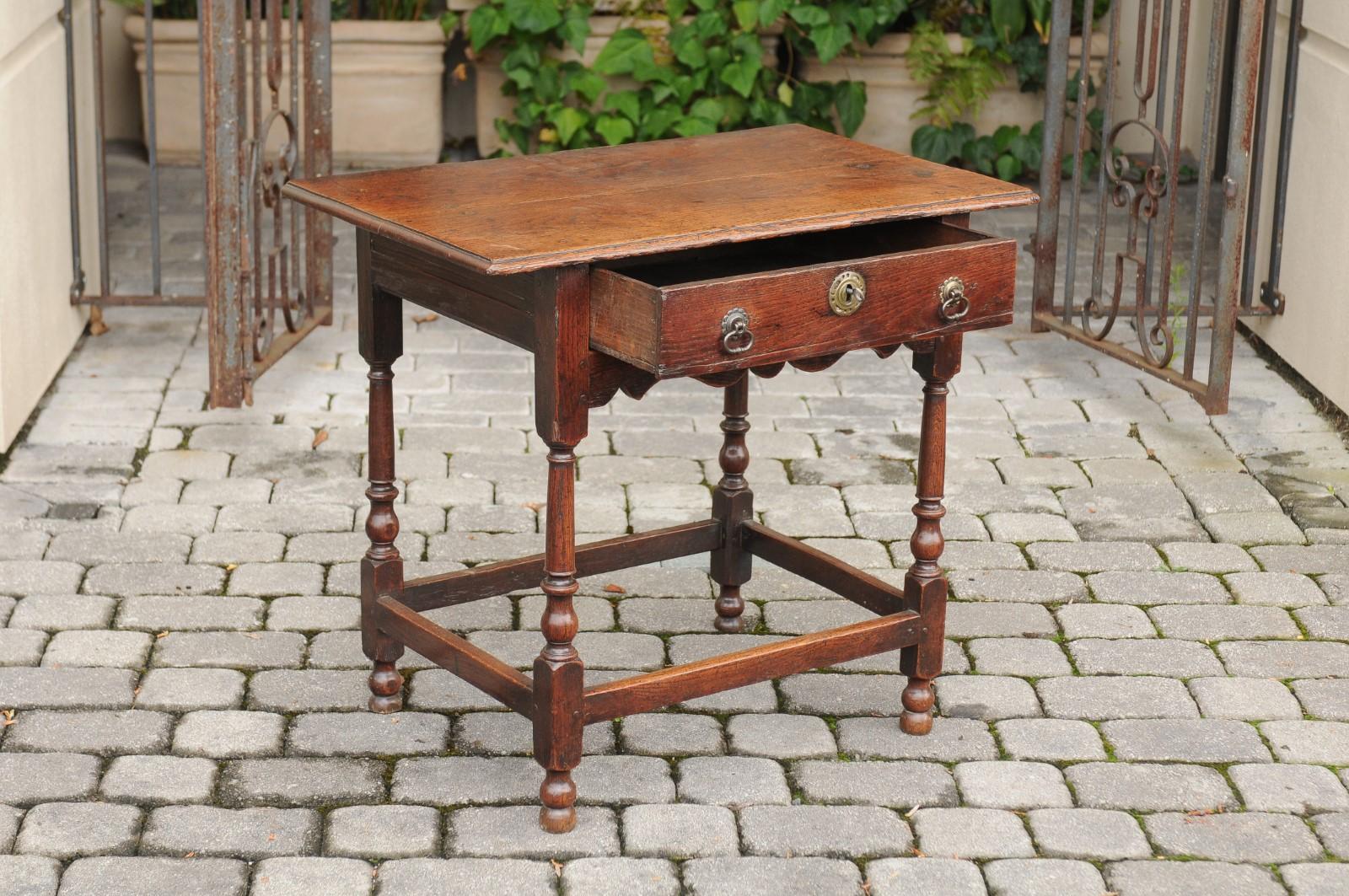 English 1820s Georgian Period Oak Side Table with Single Drawer and Turned Legs 1