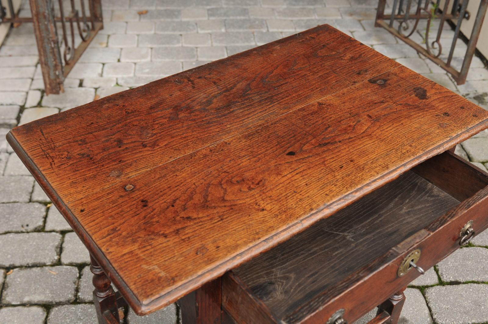 English 1820s Georgian Period Oak Side Table with Single Drawer and Turned Legs 3