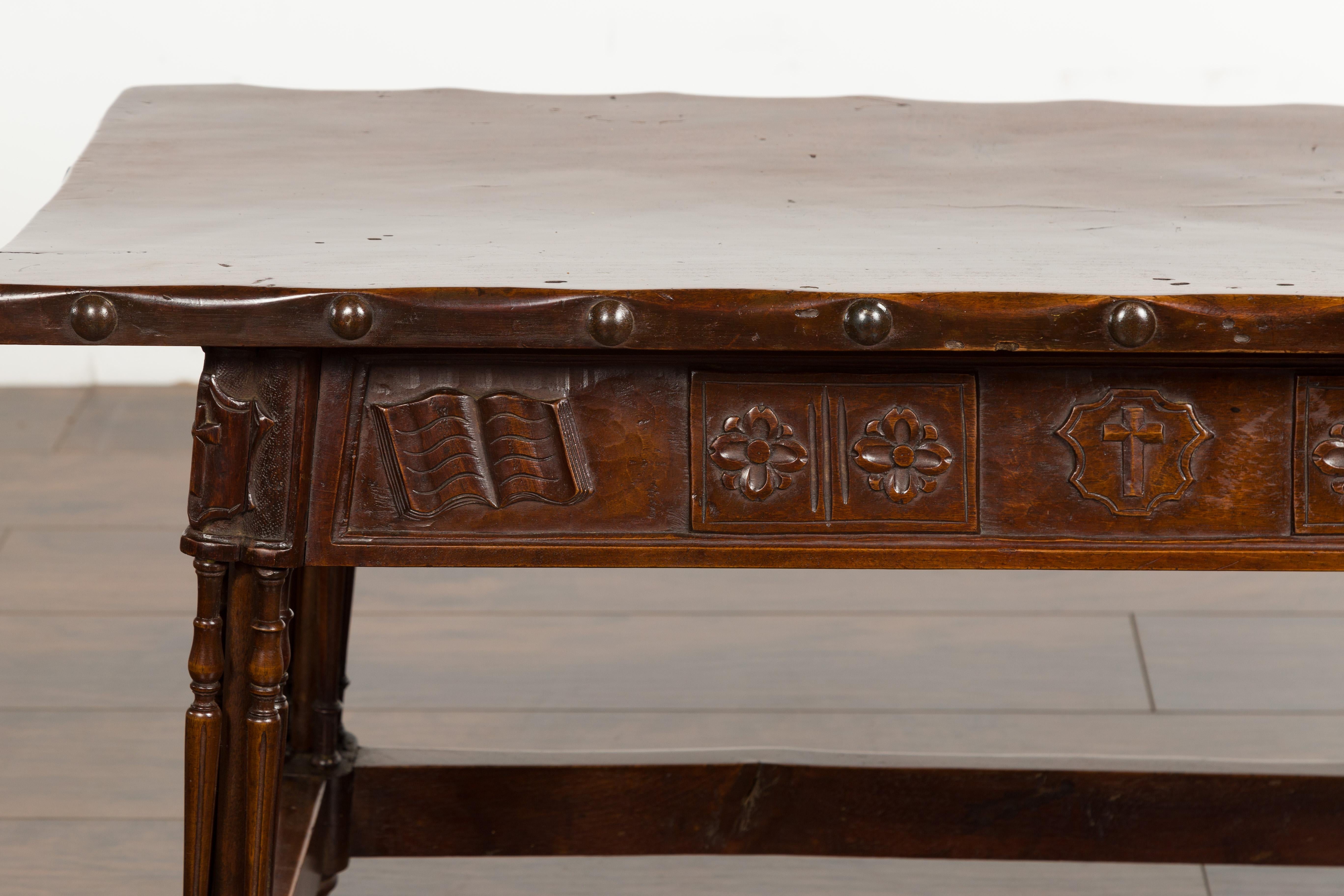 English 1820s Georgian Period Walnut Bench with Lift Top and Cross Motifs For Sale 6
