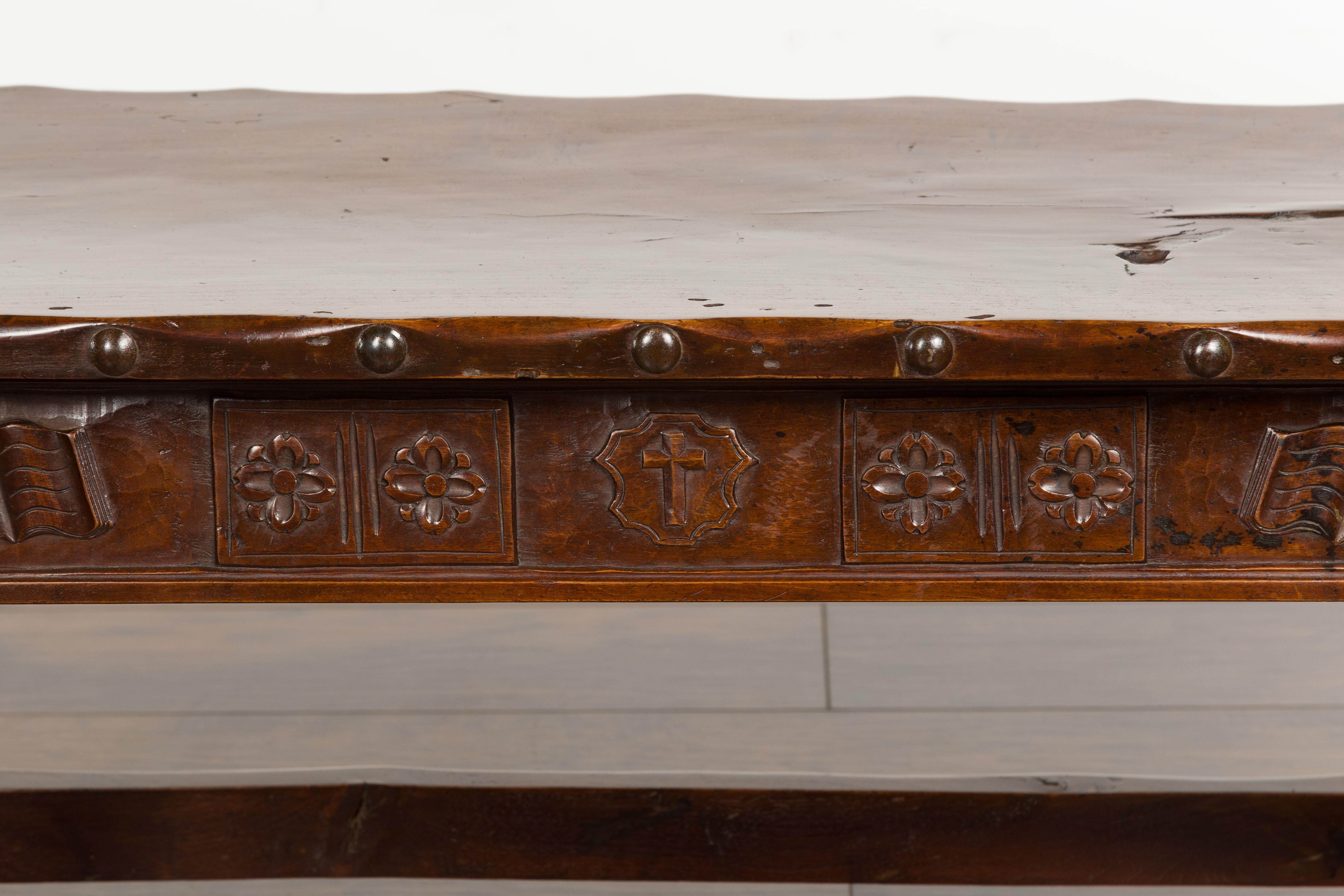 English 1820s Georgian Period Walnut Bench with Lift Top and Cross Motifs For Sale 7