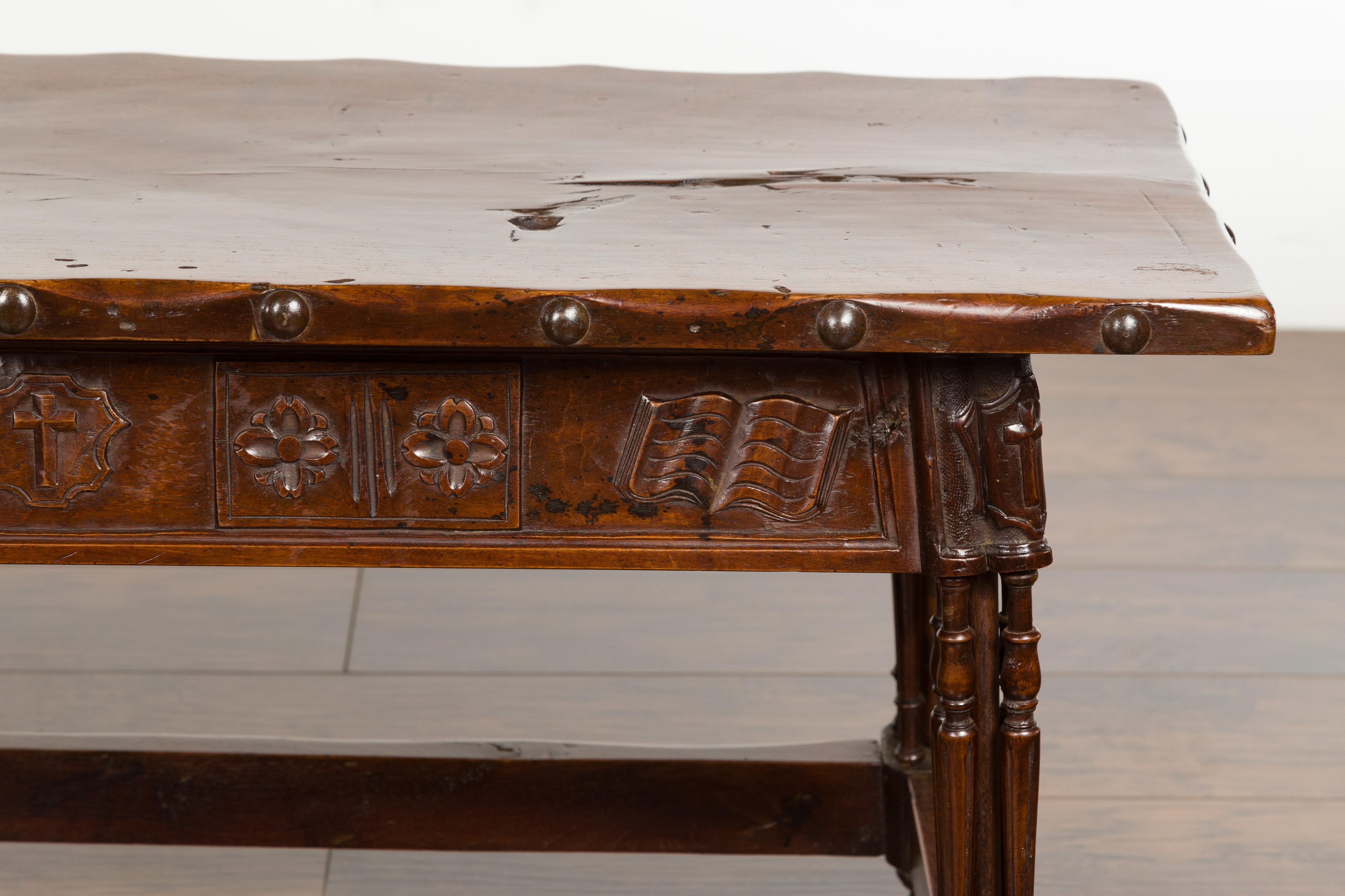 English 1820s Georgian Period Walnut Bench with Lift Top and Cross Motifs For Sale 8