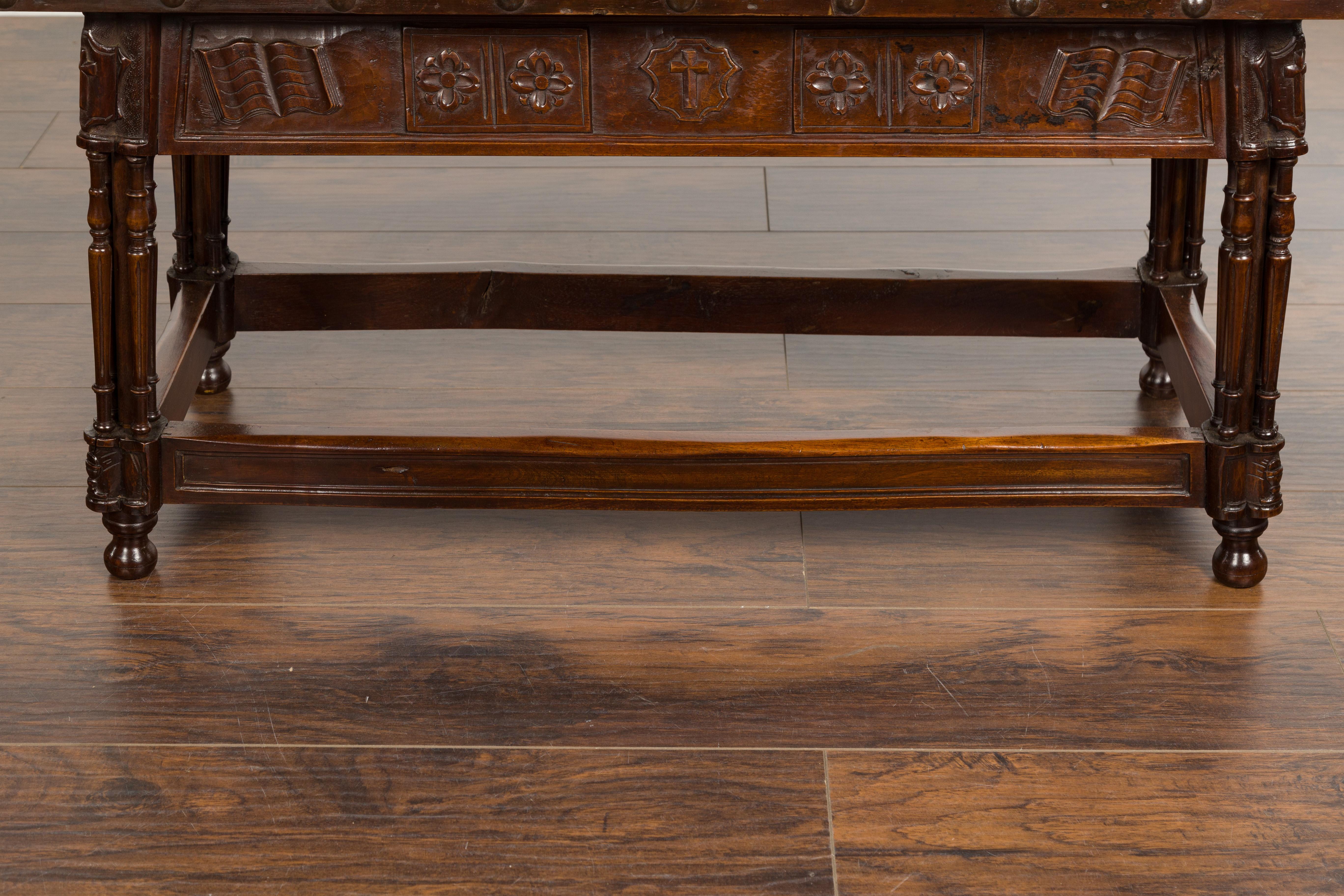 English 1820s Georgian Period Walnut Bench with Lift Top and Cross Motifs For Sale 9