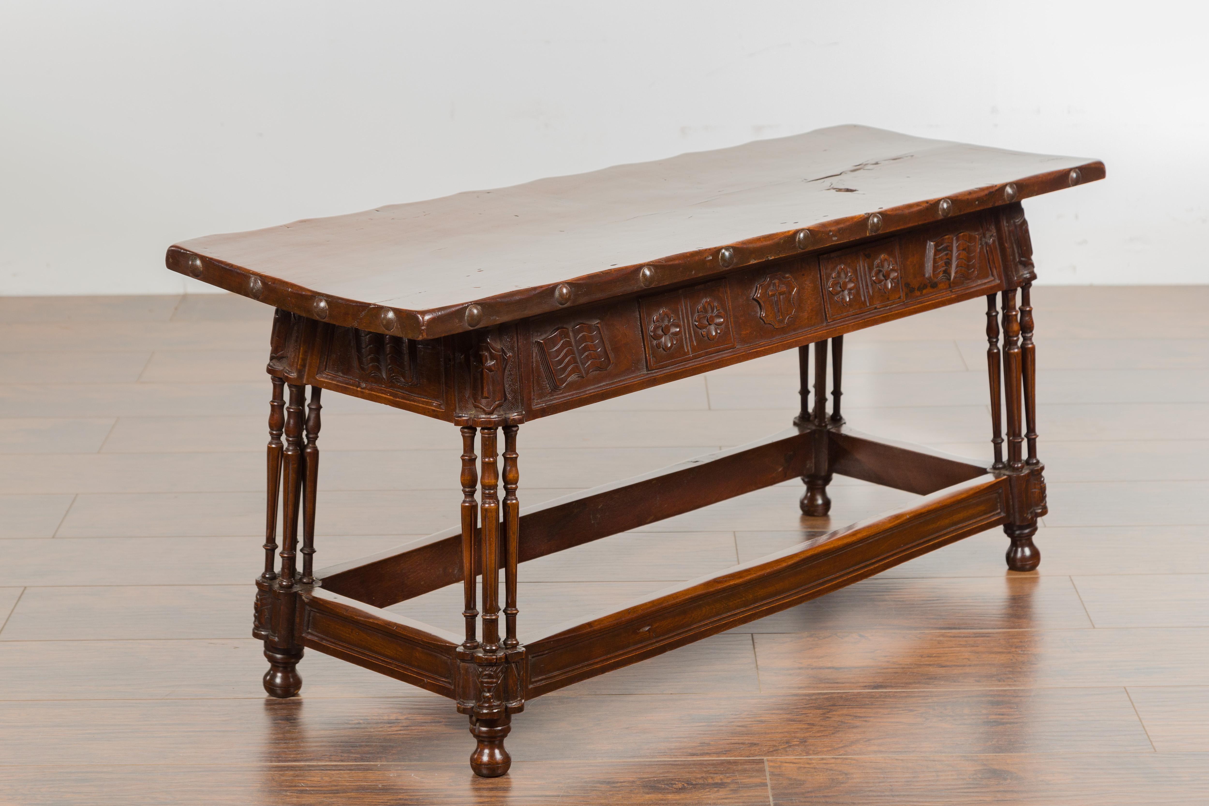 English 1820s Georgian Period Walnut Bench with Lift Top and Cross Motifs For Sale 10