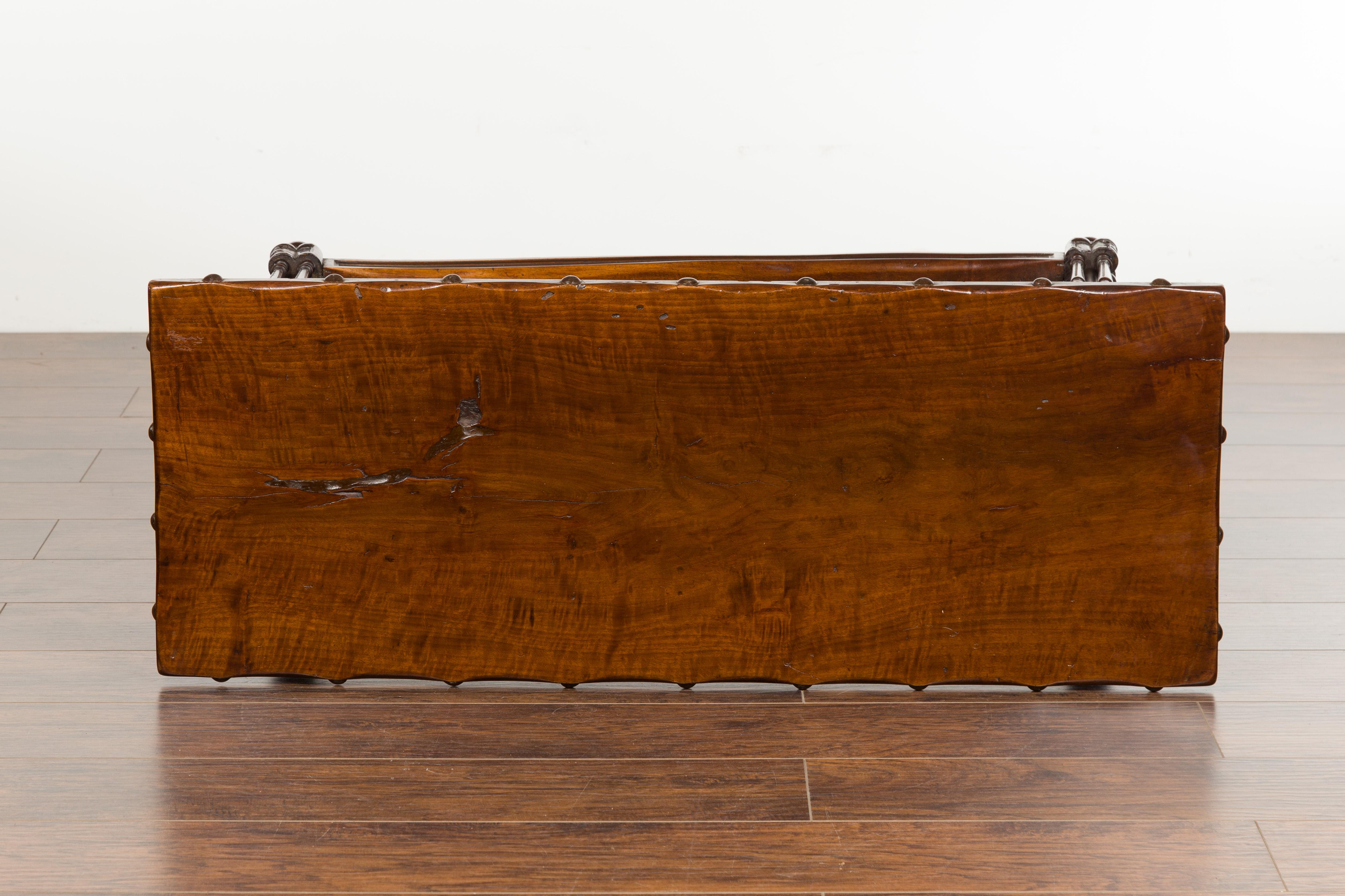 English 1820s Georgian Period Walnut Bench with Lift Top and Cross Motifs For Sale 13