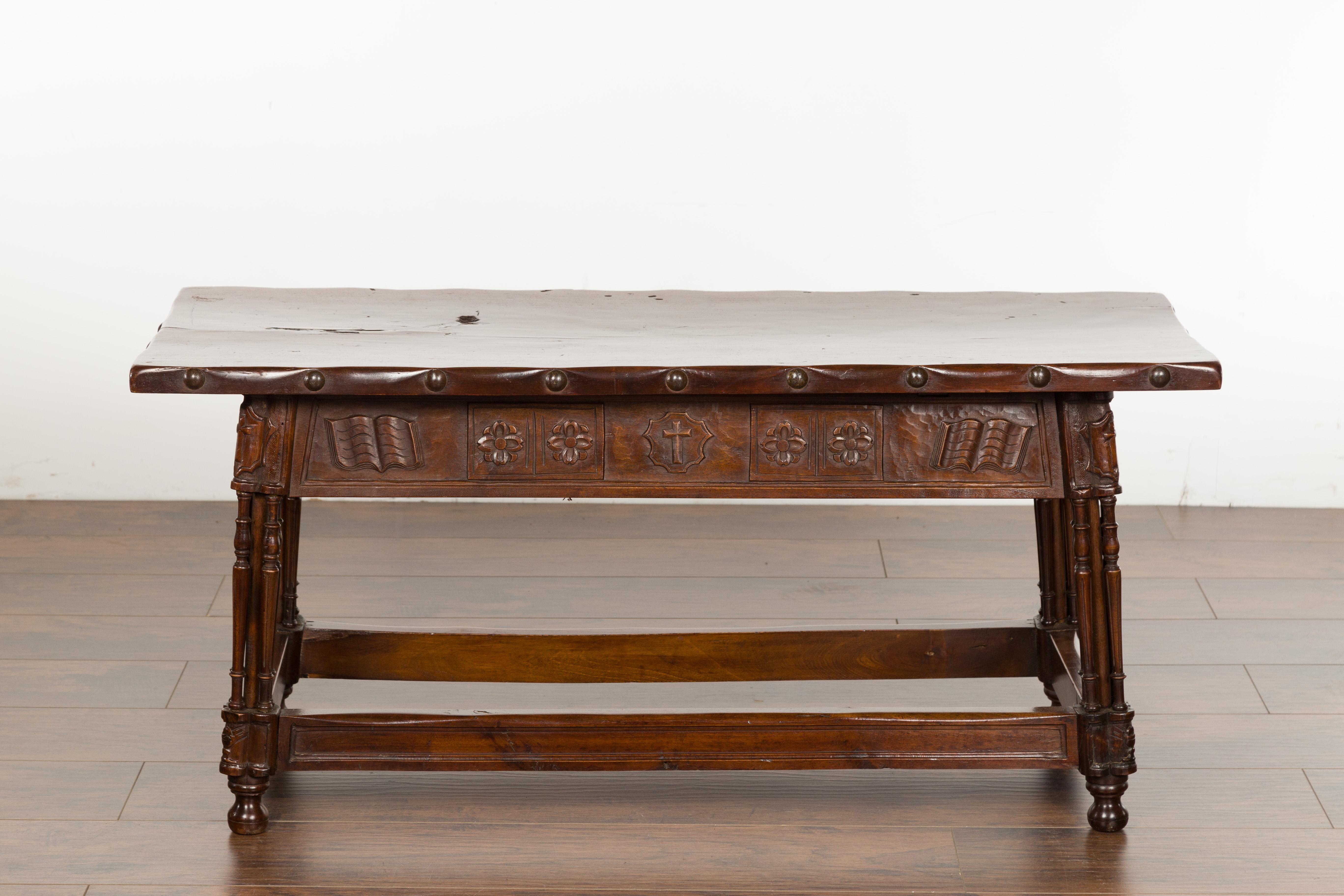 English 1820s Georgian Period Walnut Bench with Lift Top and Cross Motifs For Sale 14