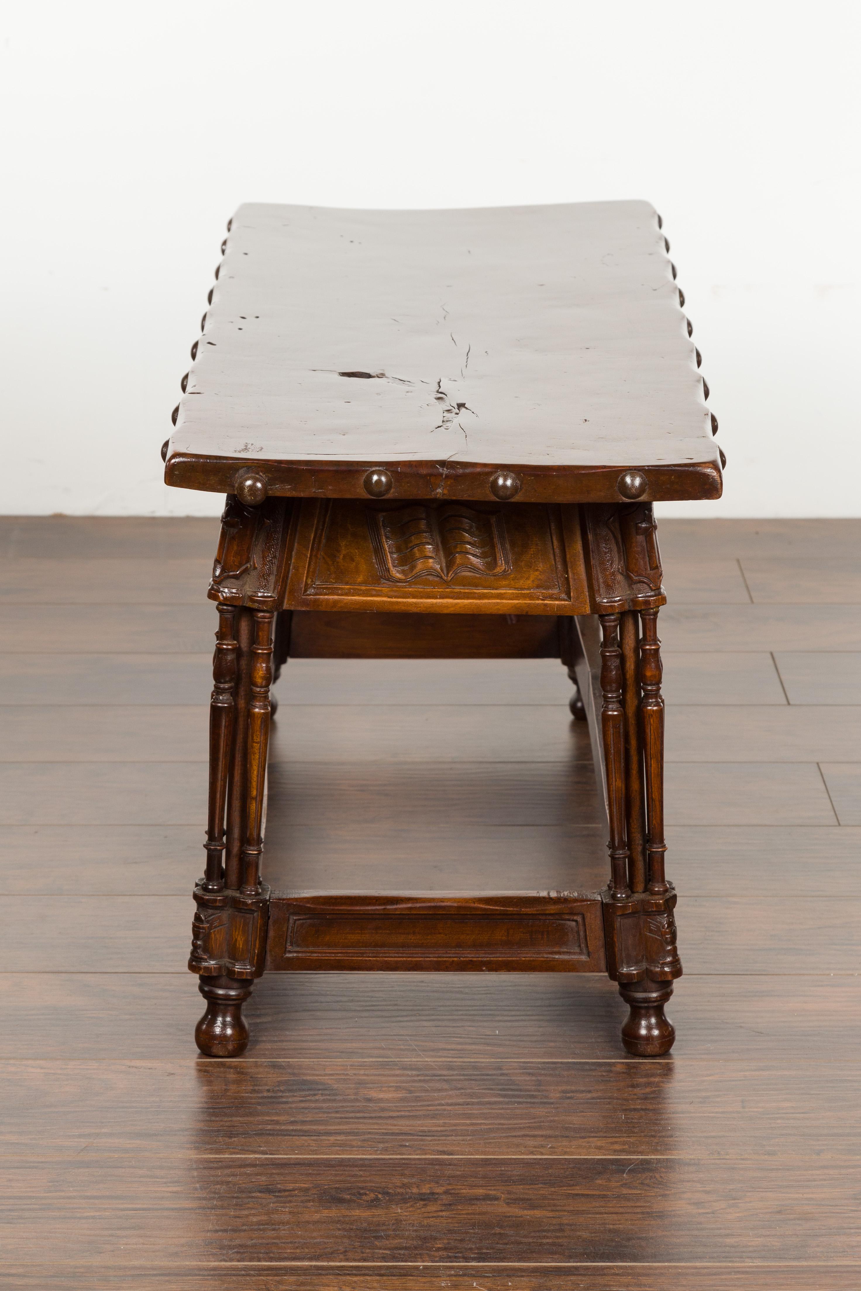 English 1820s Georgian Period Walnut Bench with Lift Top and Cross Motifs For Sale 15