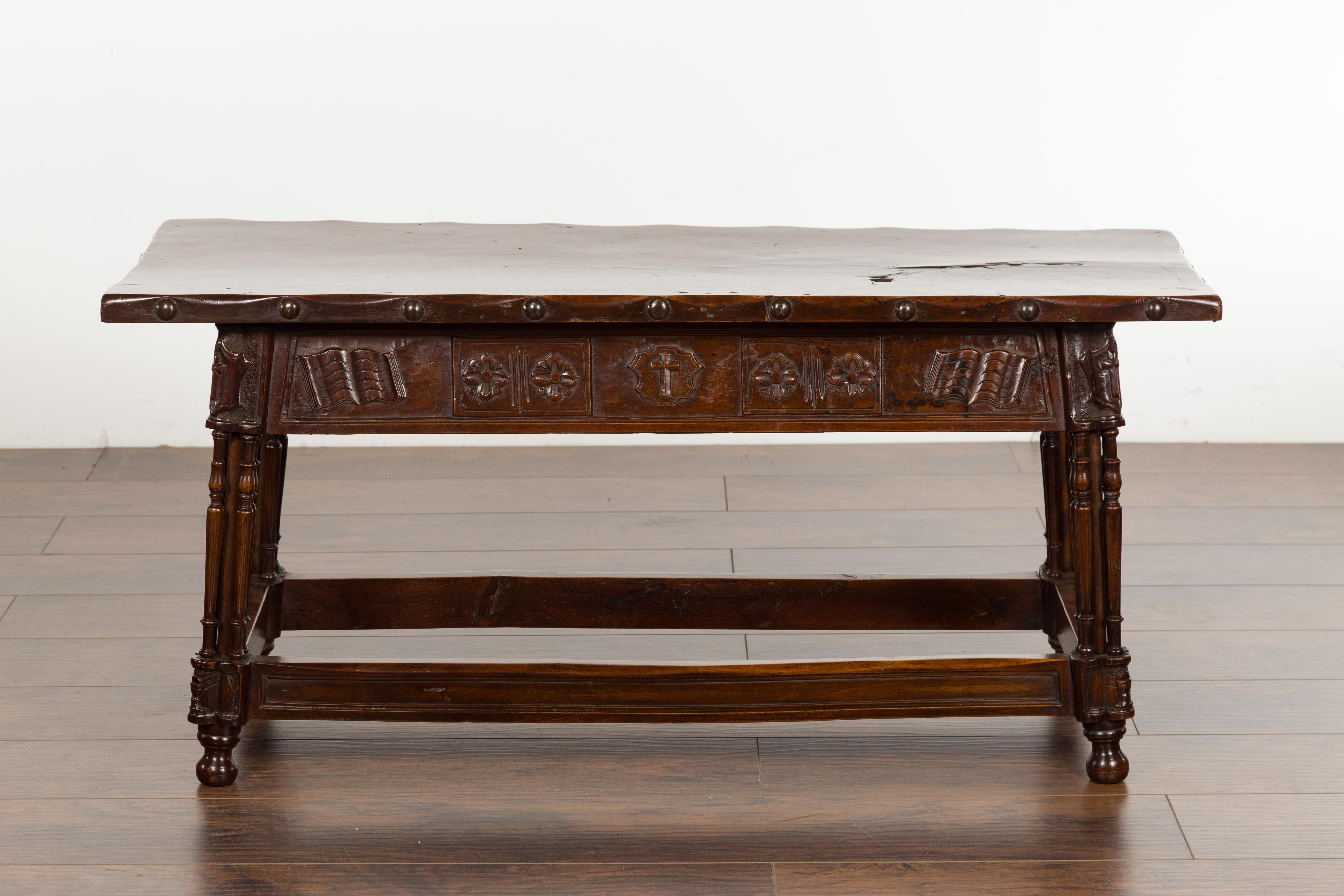 English 1820s Georgian Period Walnut Bench with Lift Top and Cross Motifs In Good Condition For Sale In Atlanta, GA