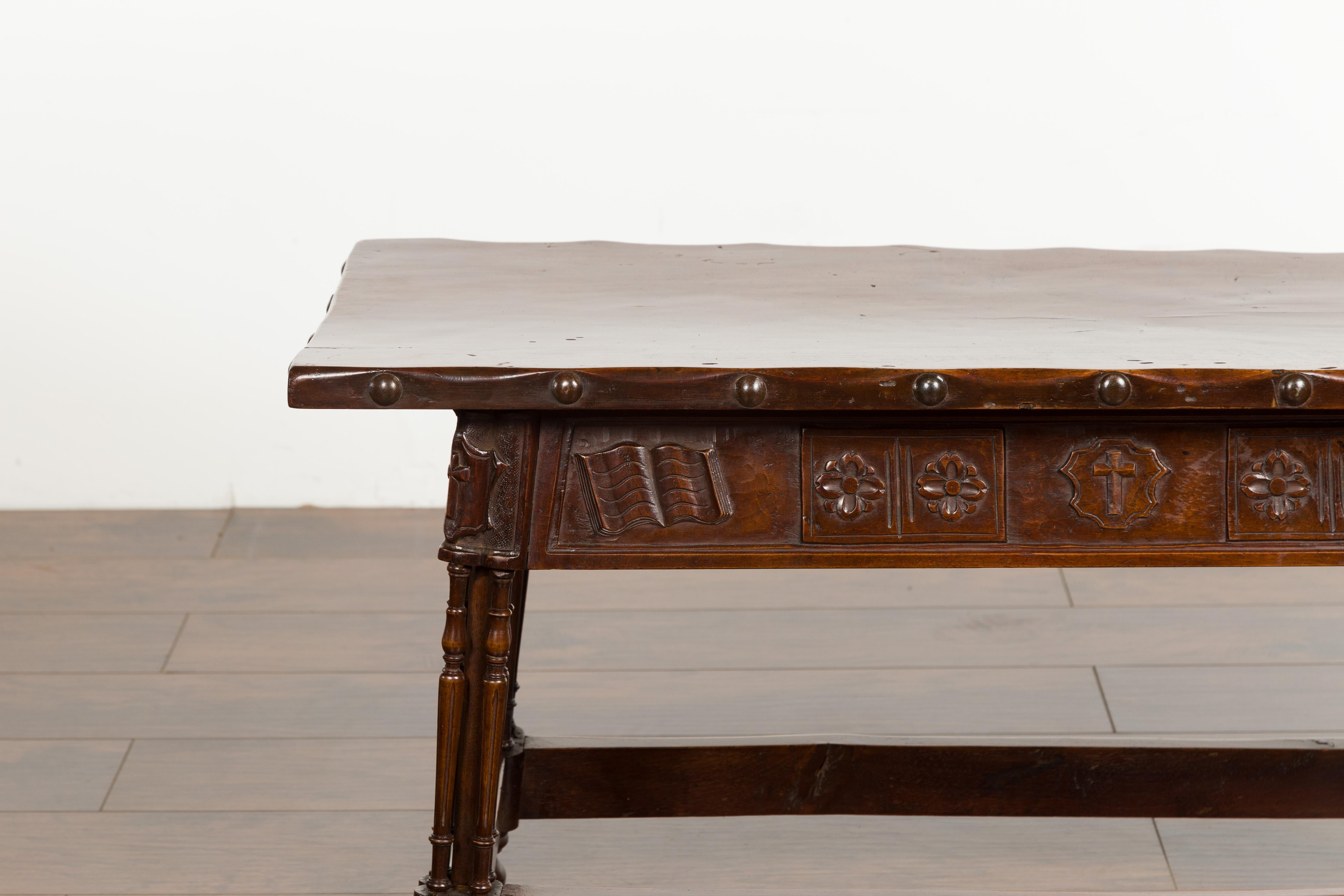English 1820s Georgian Period Walnut Bench with Lift Top and Cross Motifs For Sale 2