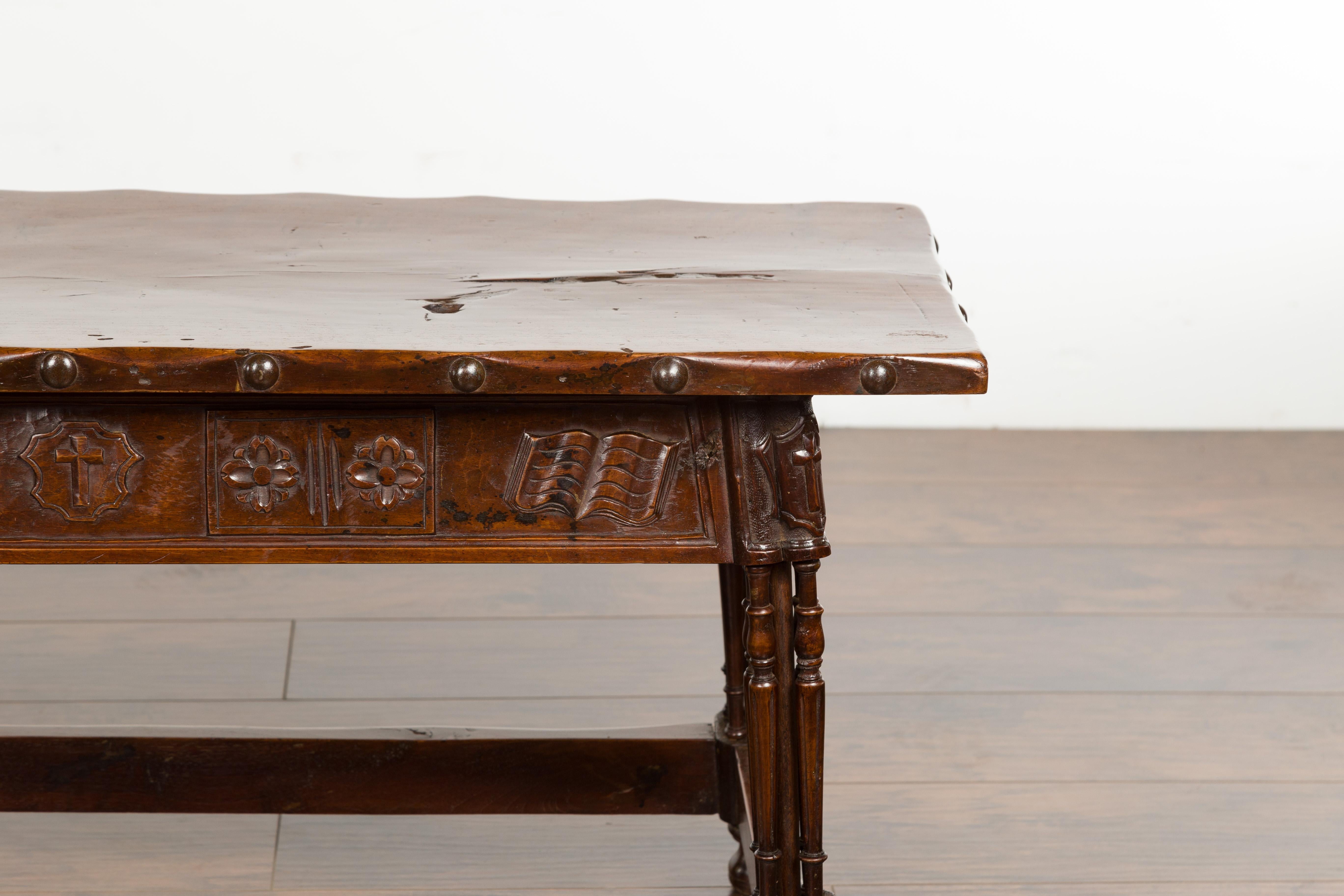 English 1820s Georgian Period Walnut Bench with Lift Top and Cross Motifs For Sale 3