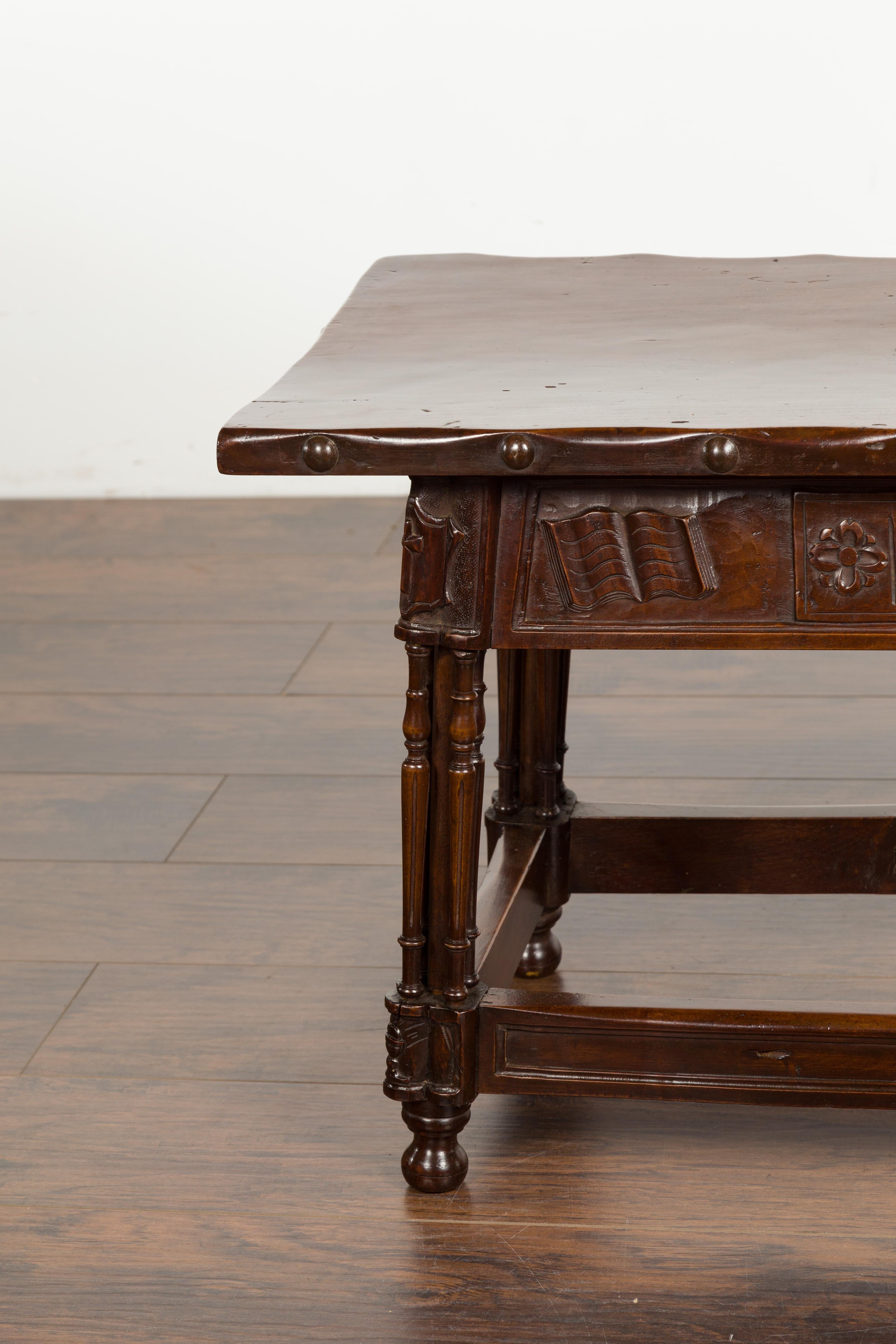 English 1820s Georgian Period Walnut Bench with Lift Top and Cross Motifs For Sale 4