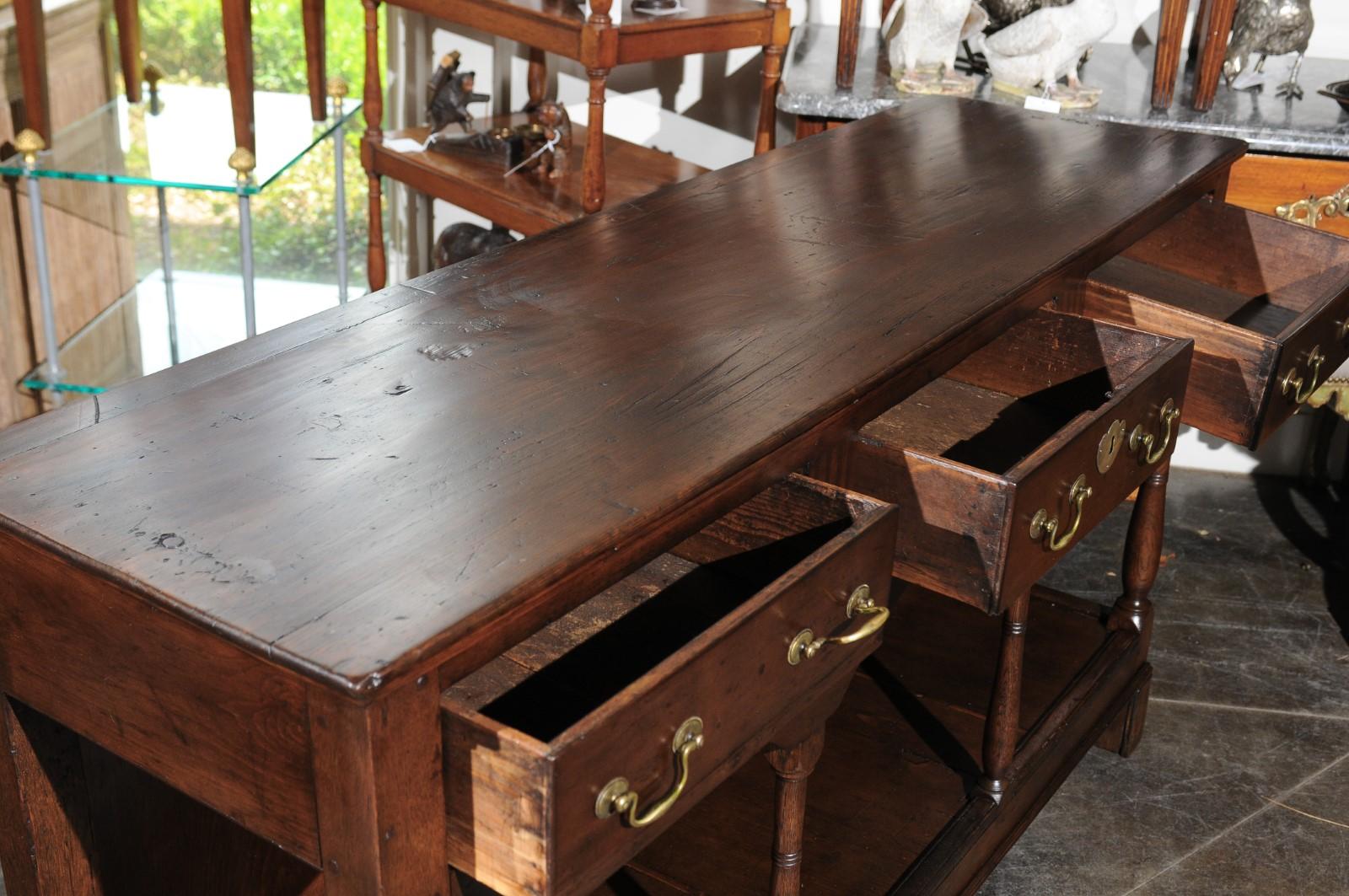 English 1820s Georgian Walnut Dresser Base with Balusters and Arched Apron 5