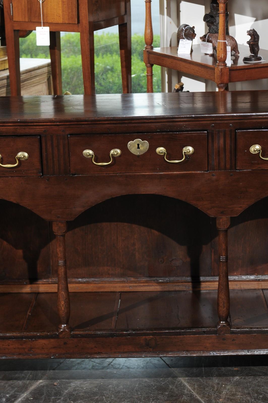 19th Century English 1820s Georgian Walnut Dresser Base with Balusters and Arched Apron