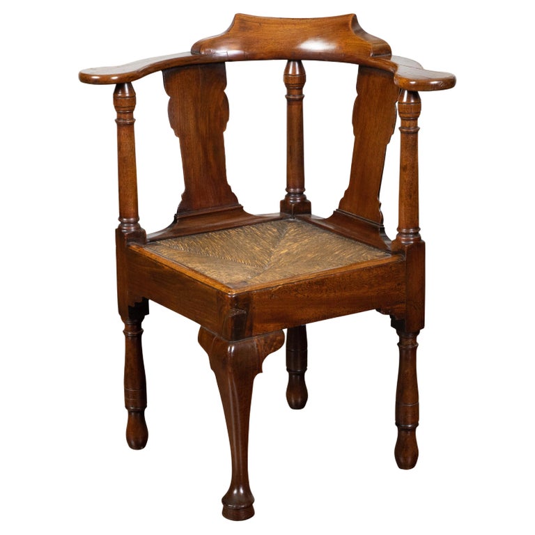 English 1820s Mahogany Corner Chair with Rush Seat and Cabriole Leg For