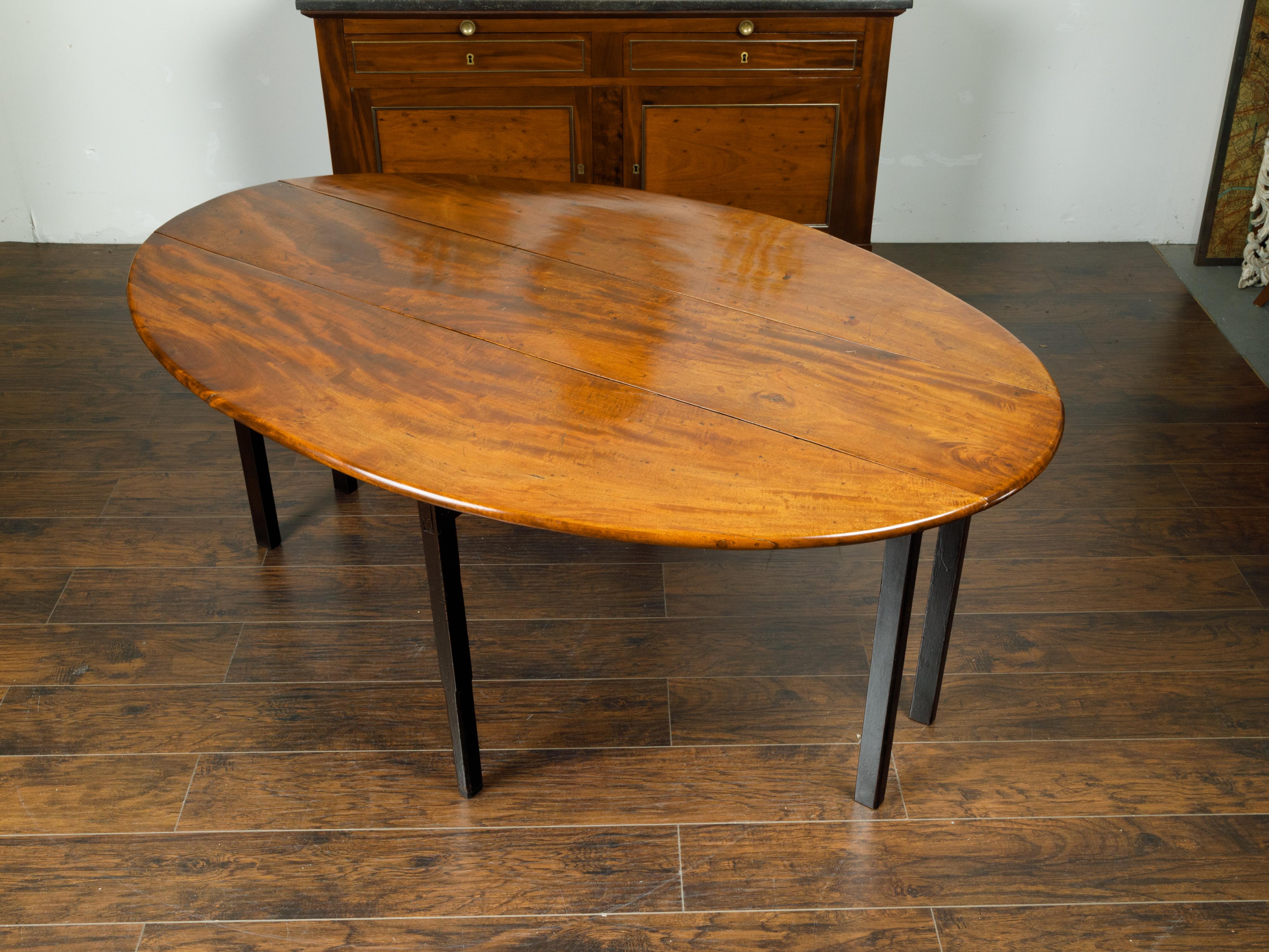 English 1820s Mahogany Drop Leaf Dining Table with Oval Top and Ebonized Legs In Good Condition In Atlanta, GA