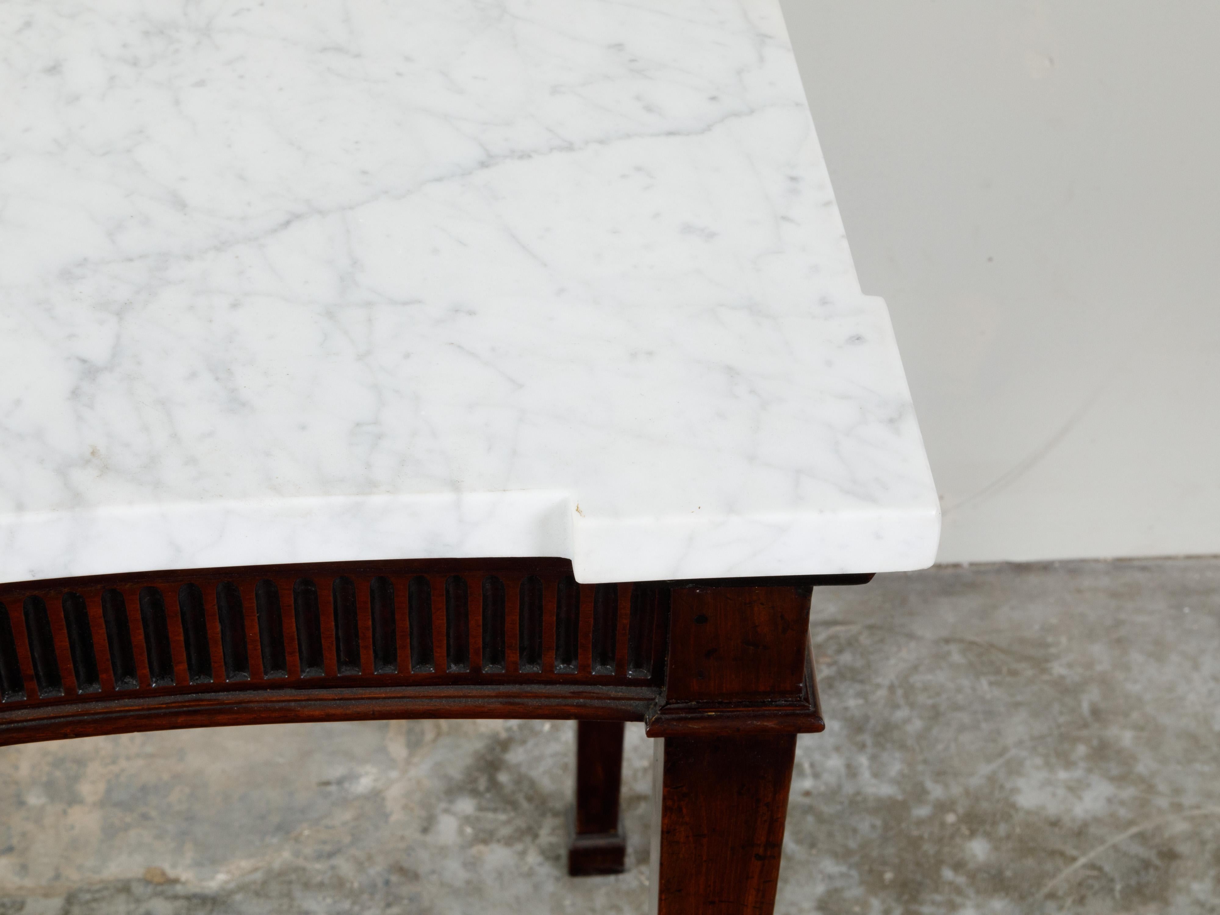 Serveur anglais en acajou des années 1820 avec plateau en marbre veiné blanc et tiroir ultérieur en vente 4