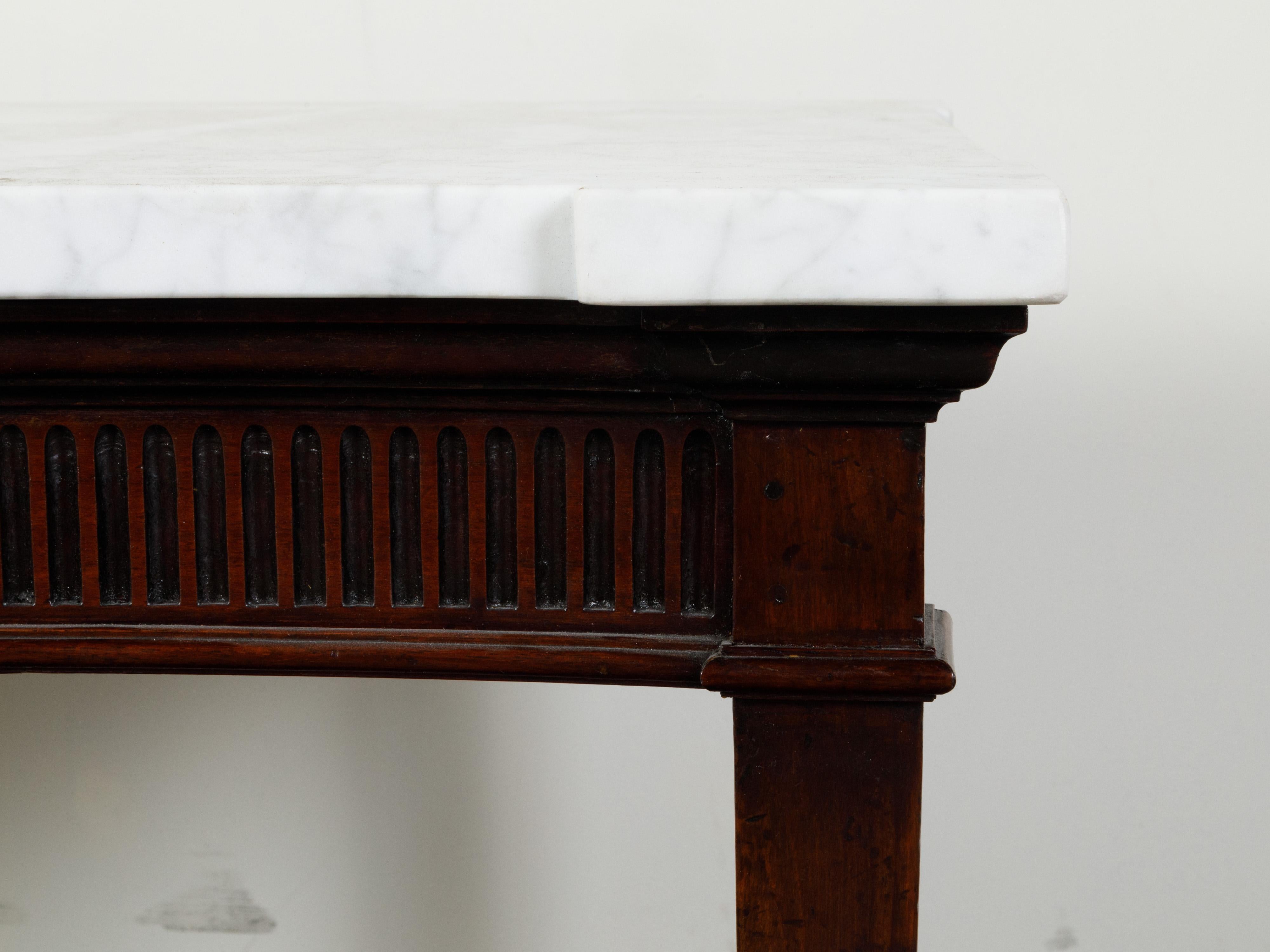 English 1820s Mahogany Server with White Veined Marble Top and Lateral Drawer For Sale 10