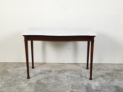 English 1820s Mahogany Server with White Veined Marble Top and Lateral Drawer