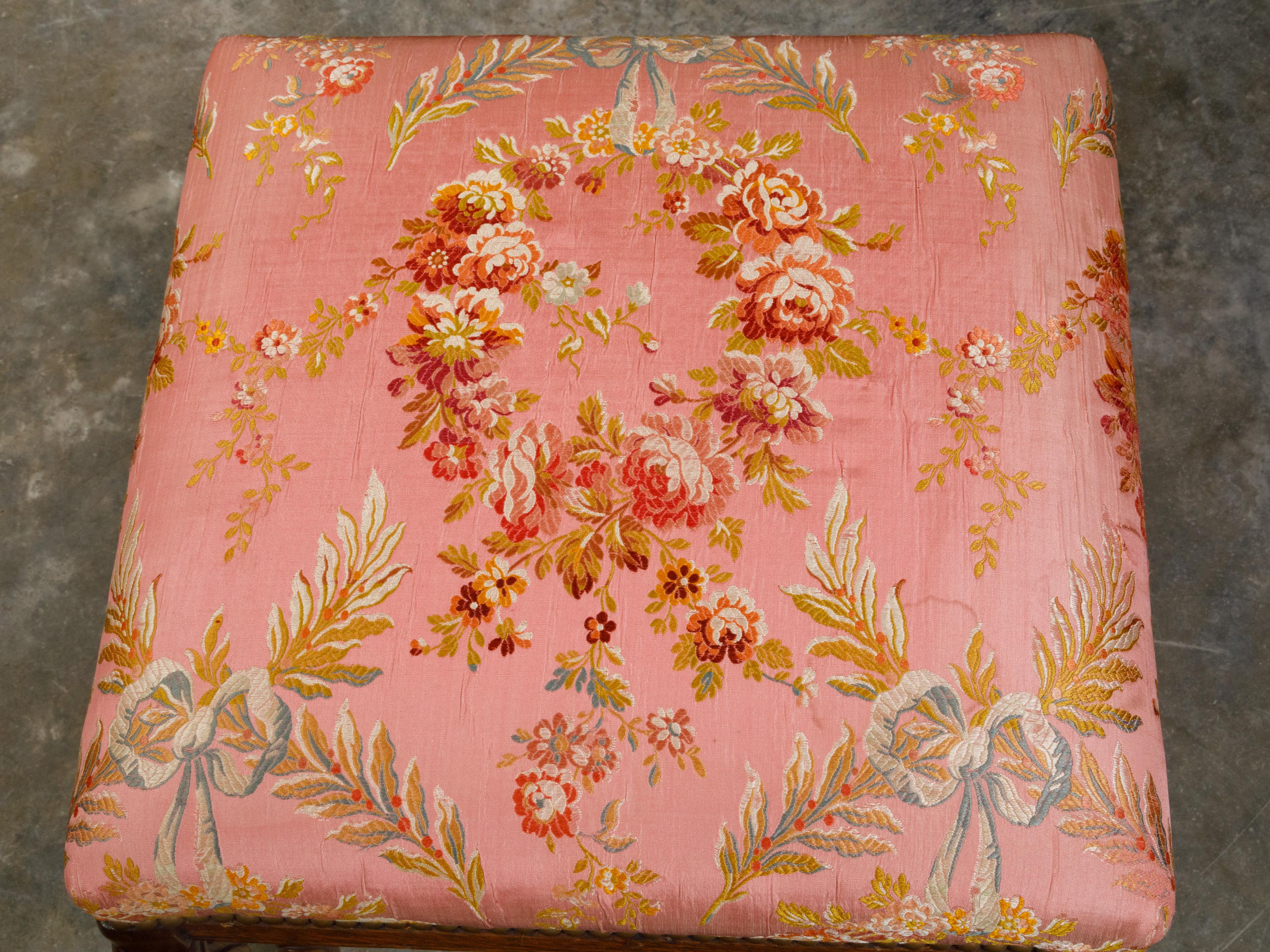 Englischer Mahagoni-Hocker aus den 1820er Jahren mit floraler Polsterung und Cabriole-Beinen (Regency) im Angebot