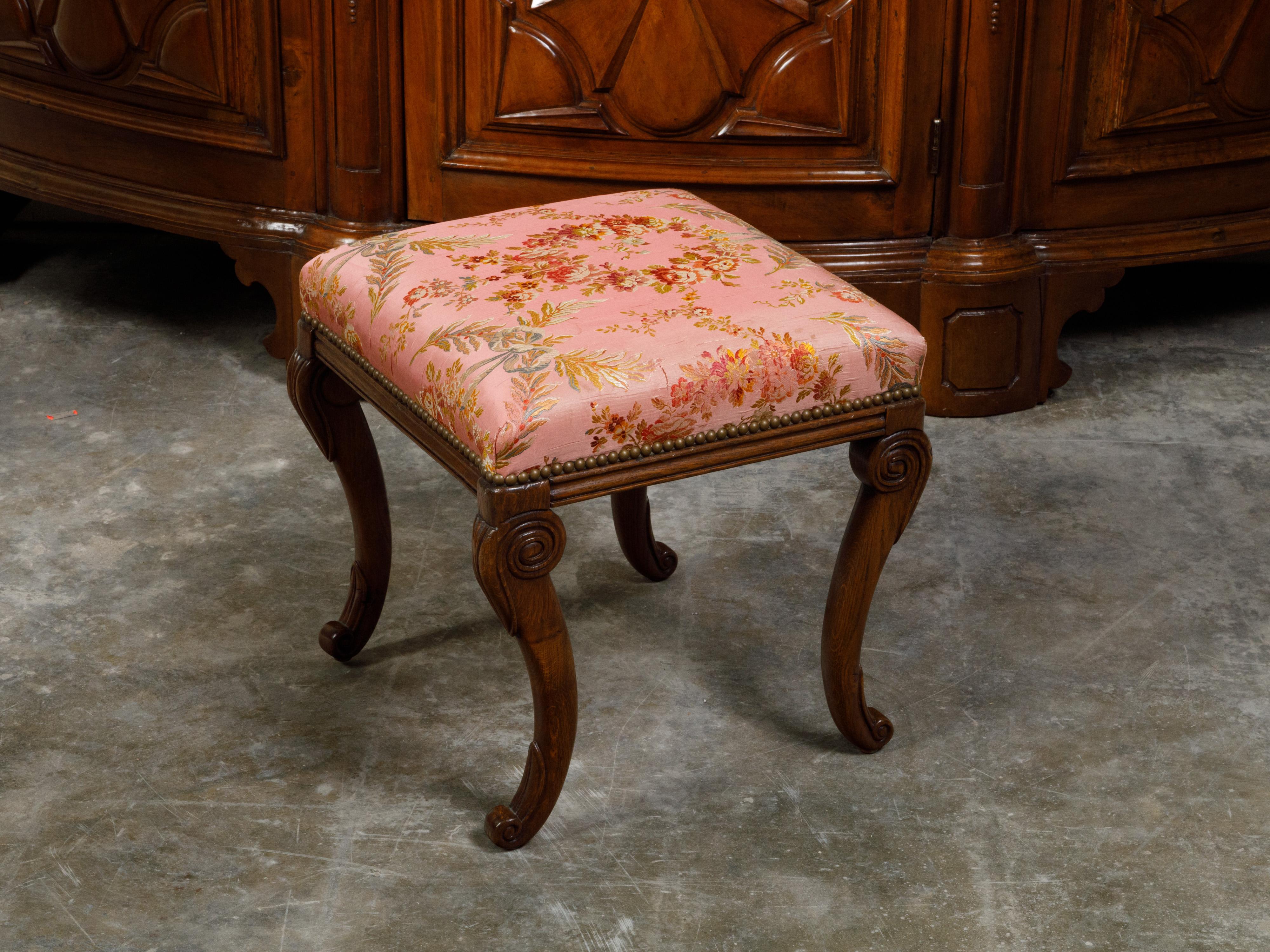 English 1820s Mahogany Stool with Floral Themed Upholstery and Cabriole Legs For Sale 1