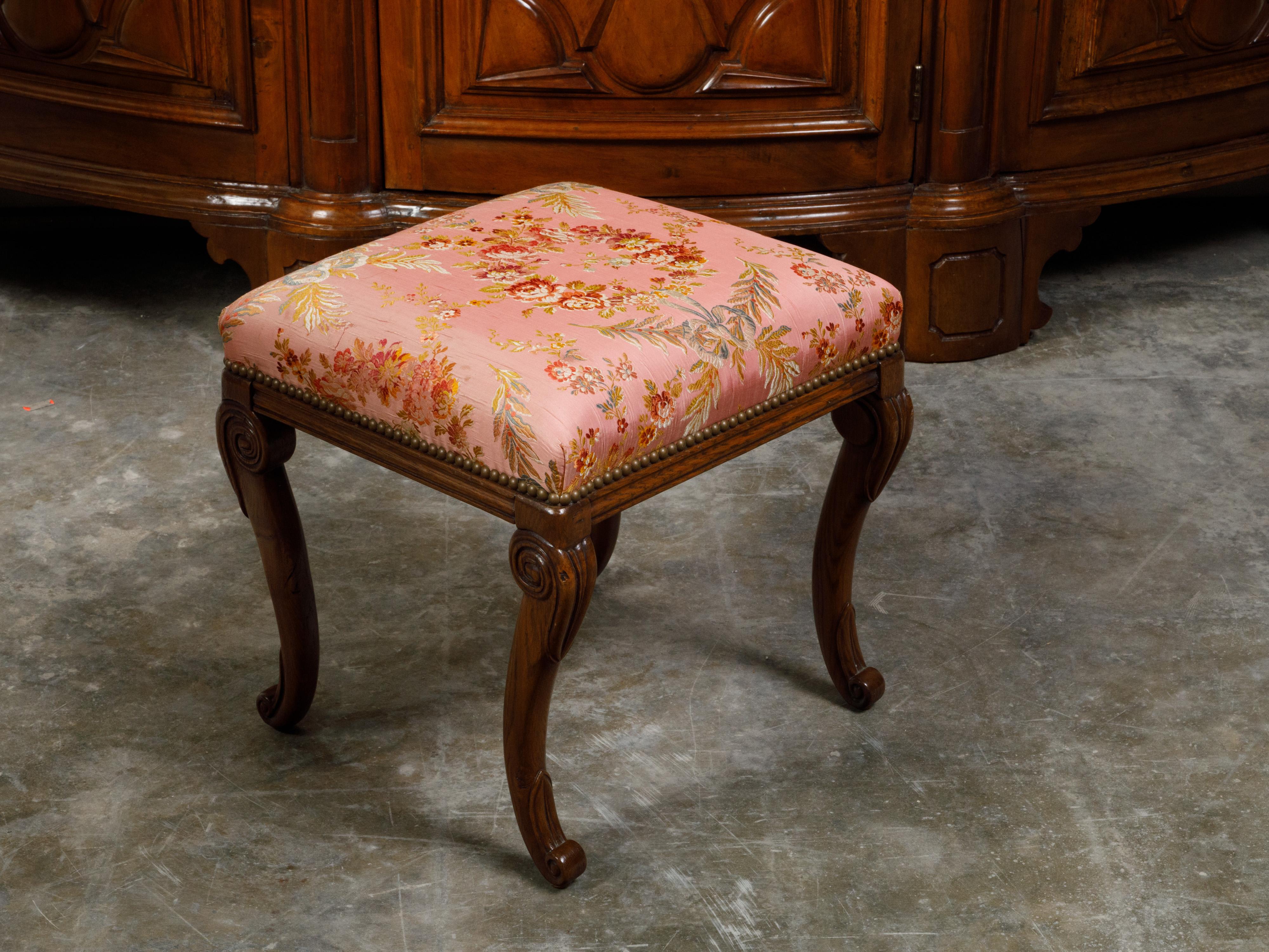 English 1820s Mahogany Stool with Floral Themed Upholstery and Cabriole Legs For Sale 3