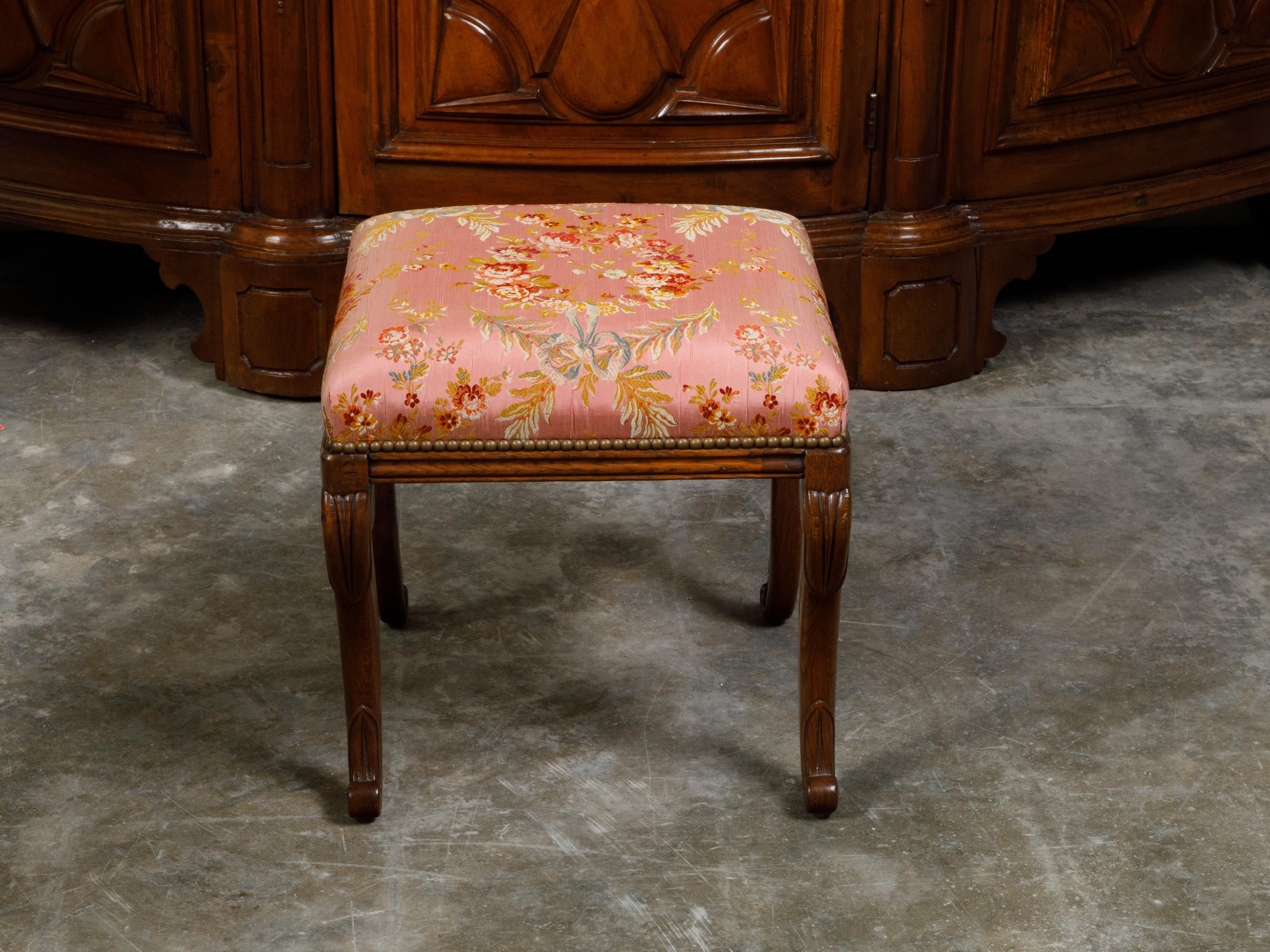 English 1820s Mahogany Stool with Floral Themed Upholstery and Cabriole Legs For Sale 4