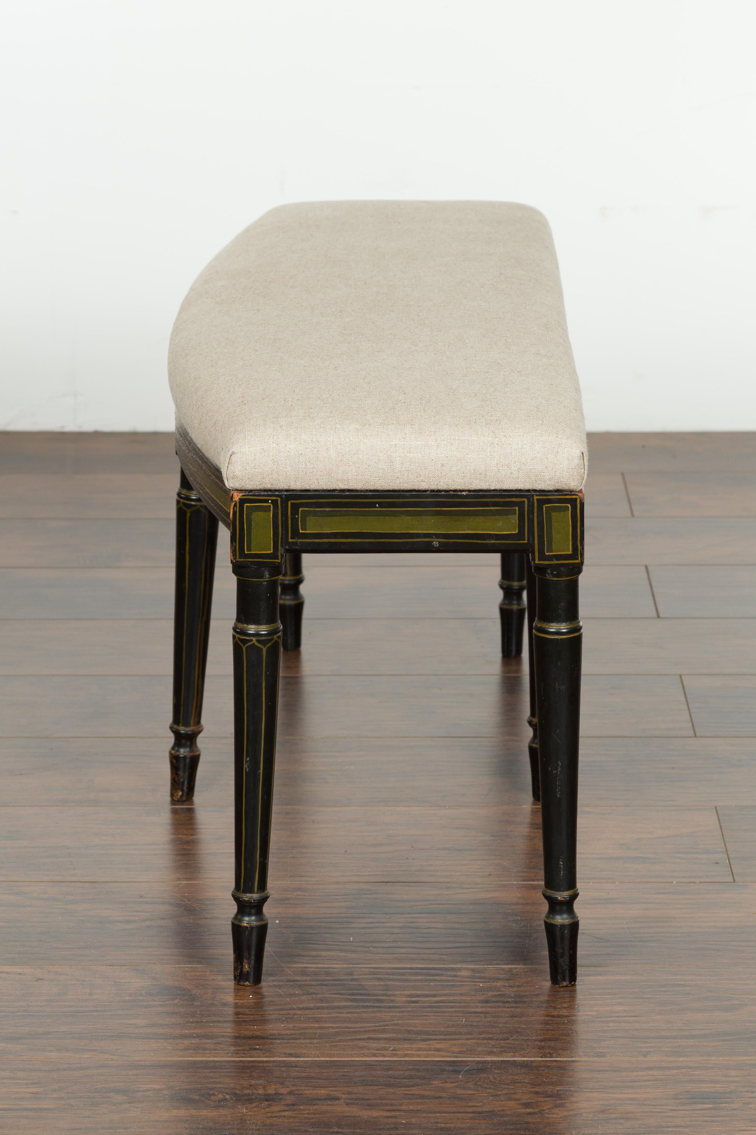 Banc noir d'époque Régence anglaise des années 1820 avec feuillage peint et nouveau tissu d'ameublement en vente 3