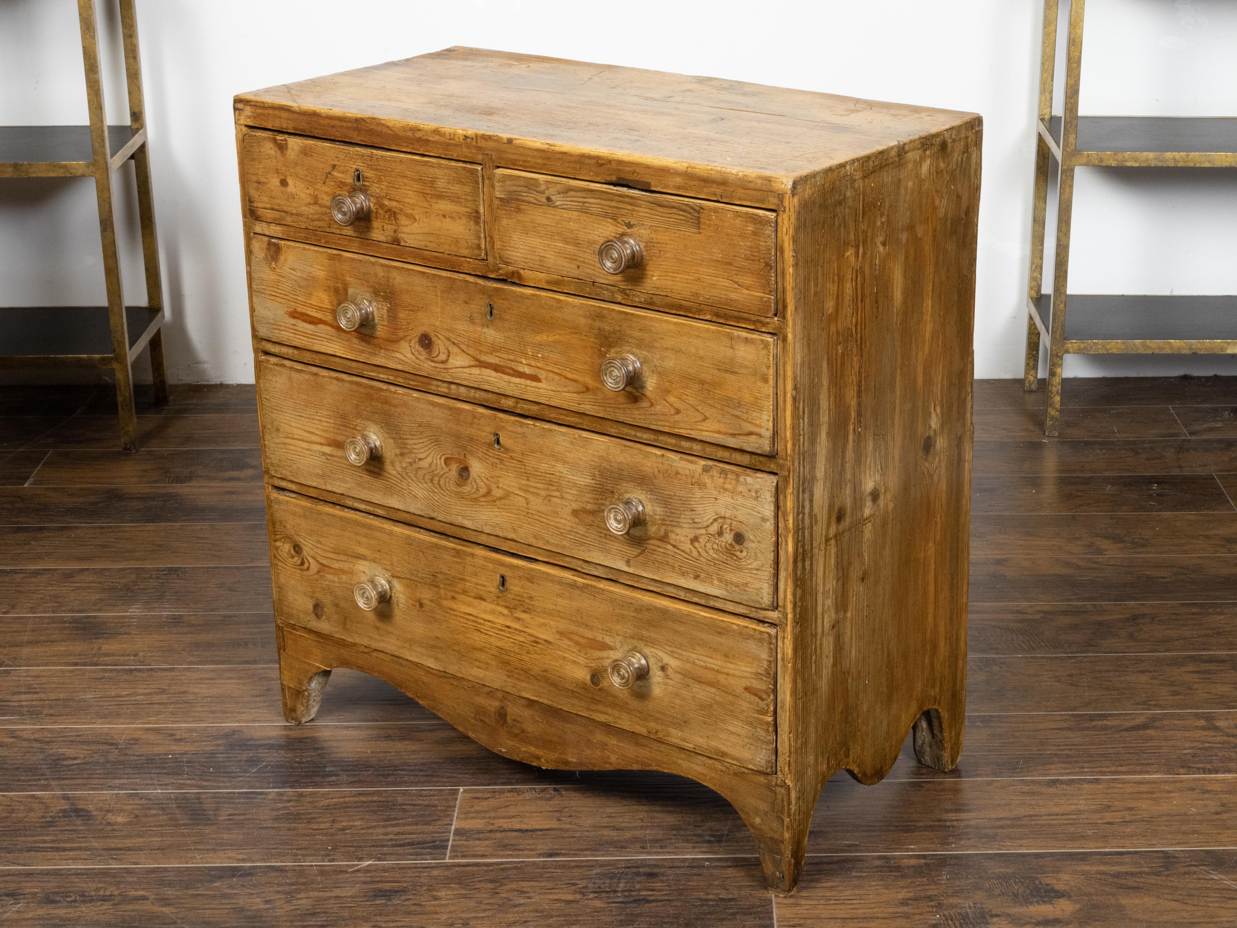 English 1820s Regency Period Pine Chest with Five Graduated Drawers and Patina In Good Condition In Atlanta, GA
