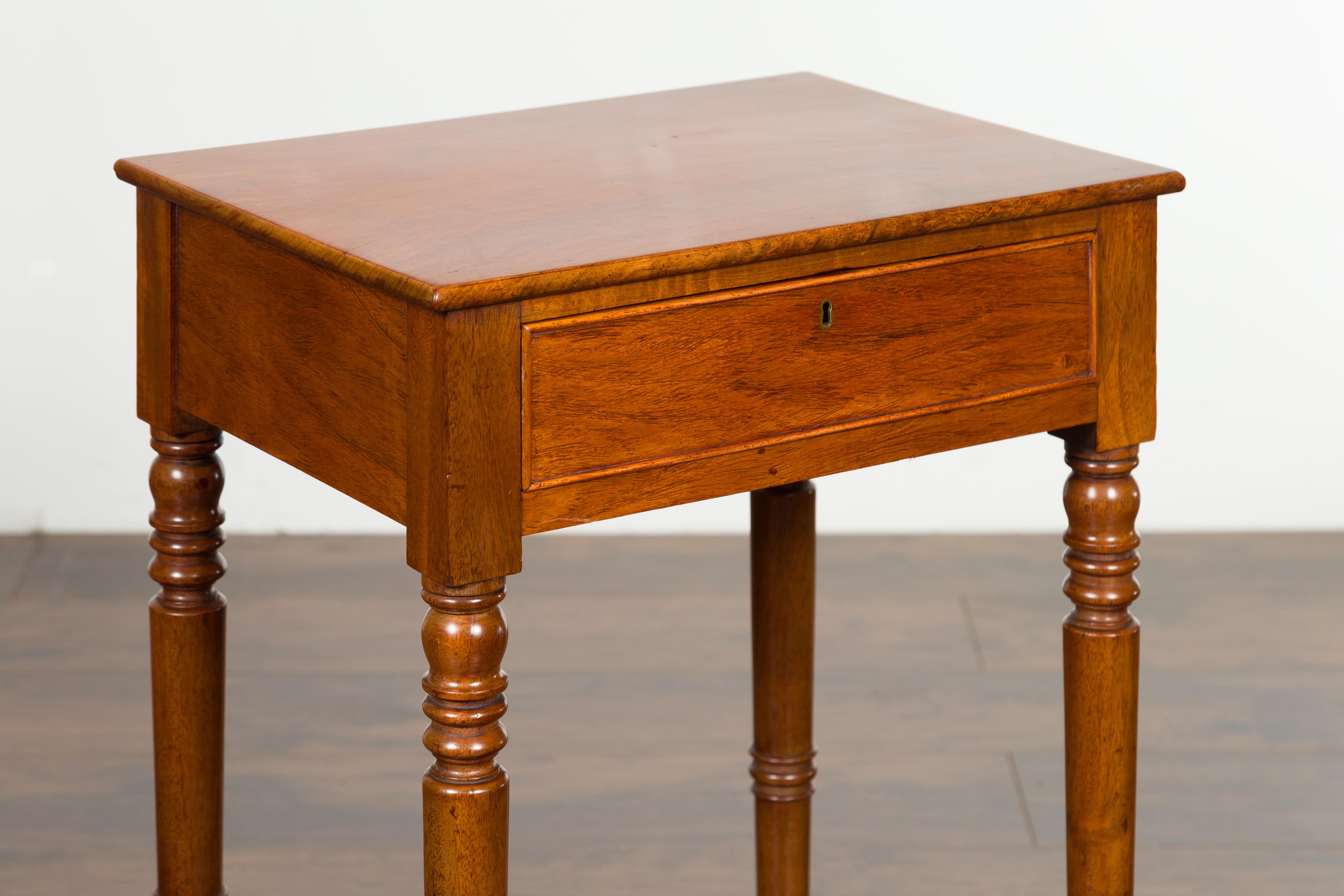 English 1820s Walnut Side Table with Single Drawer, Turned Legs and Casters For Sale 5