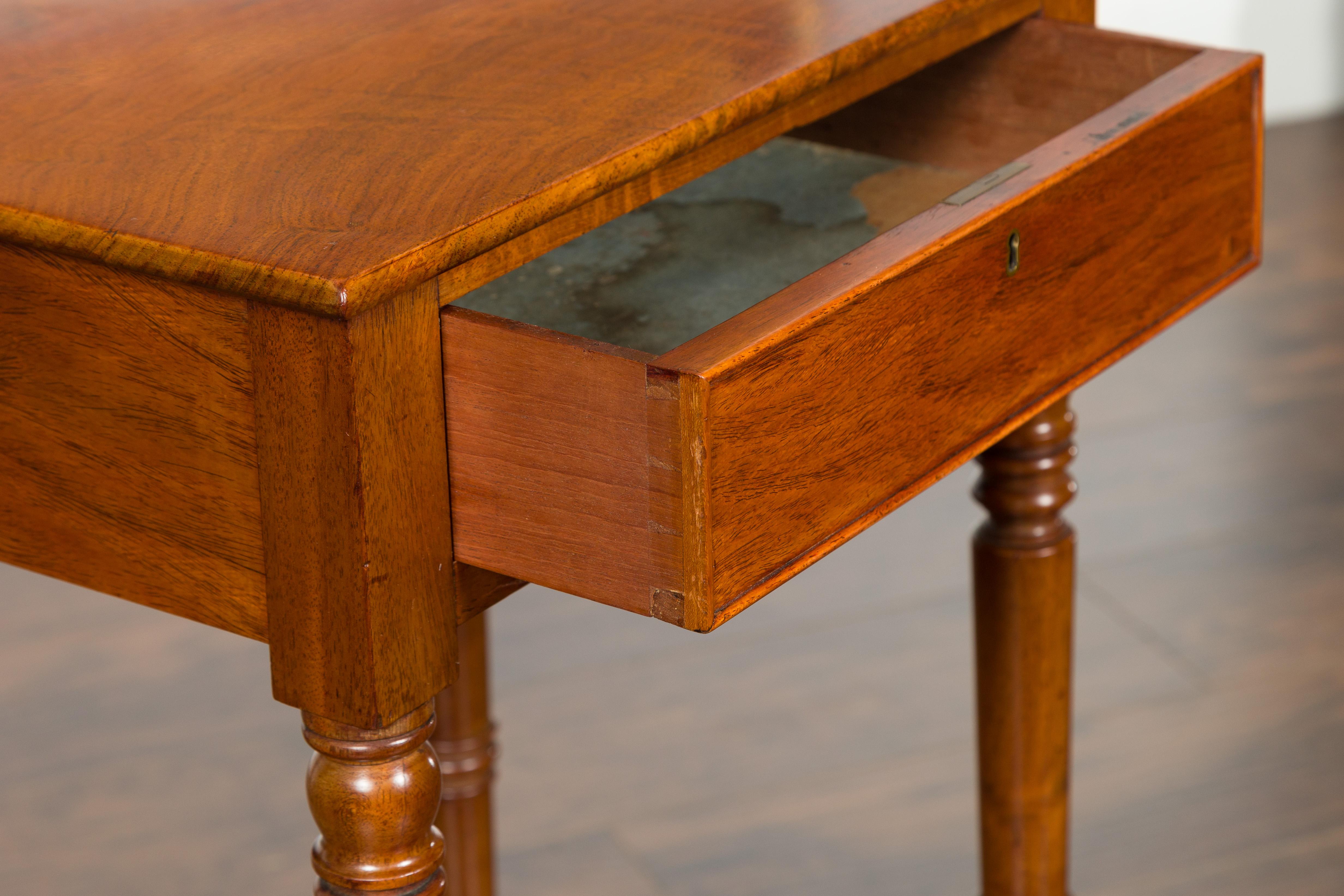 English 1820s Walnut Side Table with Single Drawer, Turned Legs and Casters For Sale 6