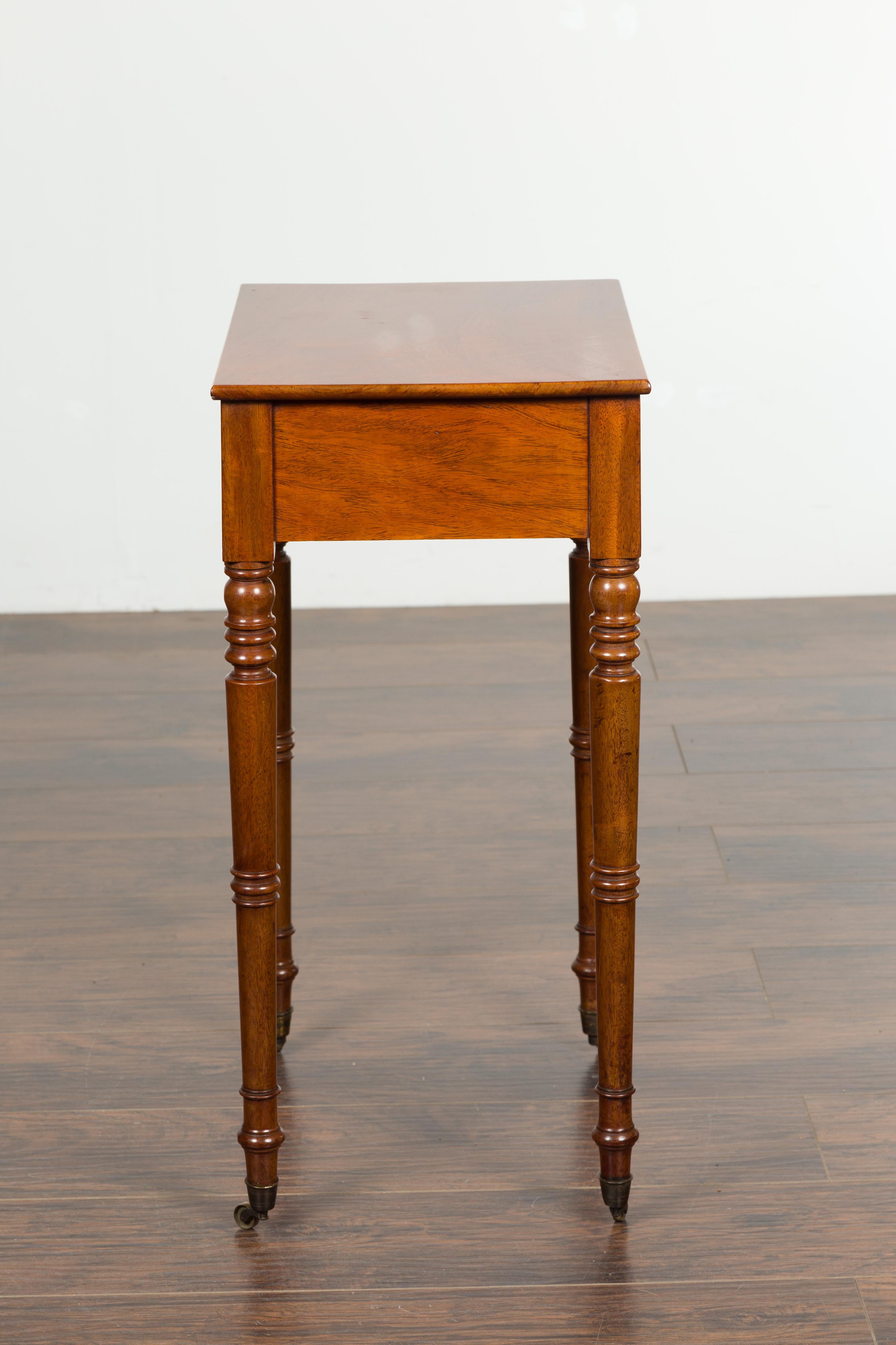 English 1820s Walnut Side Table with Single Drawer, Turned Legs and Casters For Sale 7