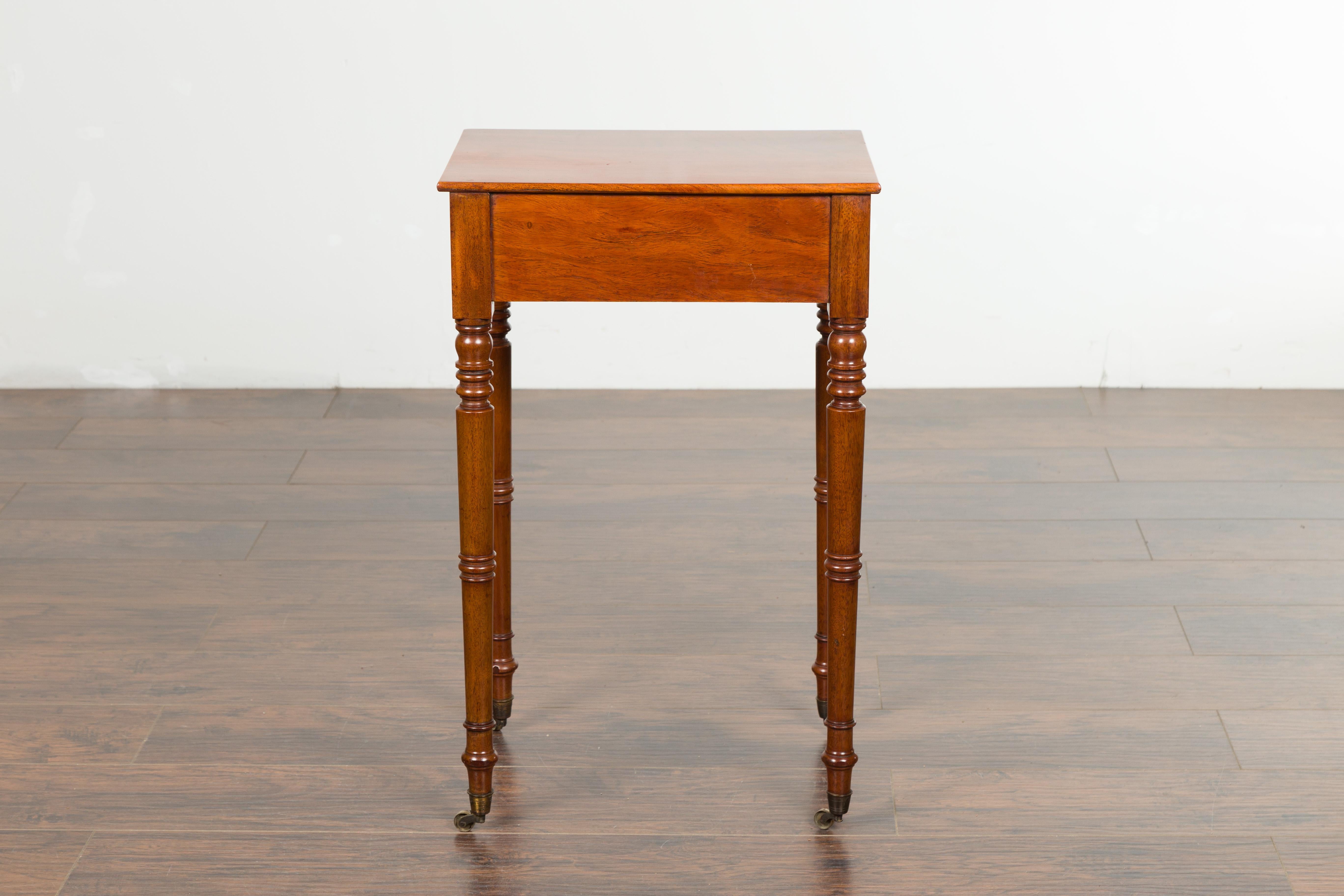 English 1820s Walnut Side Table with Single Drawer, Turned Legs and Casters For Sale 8