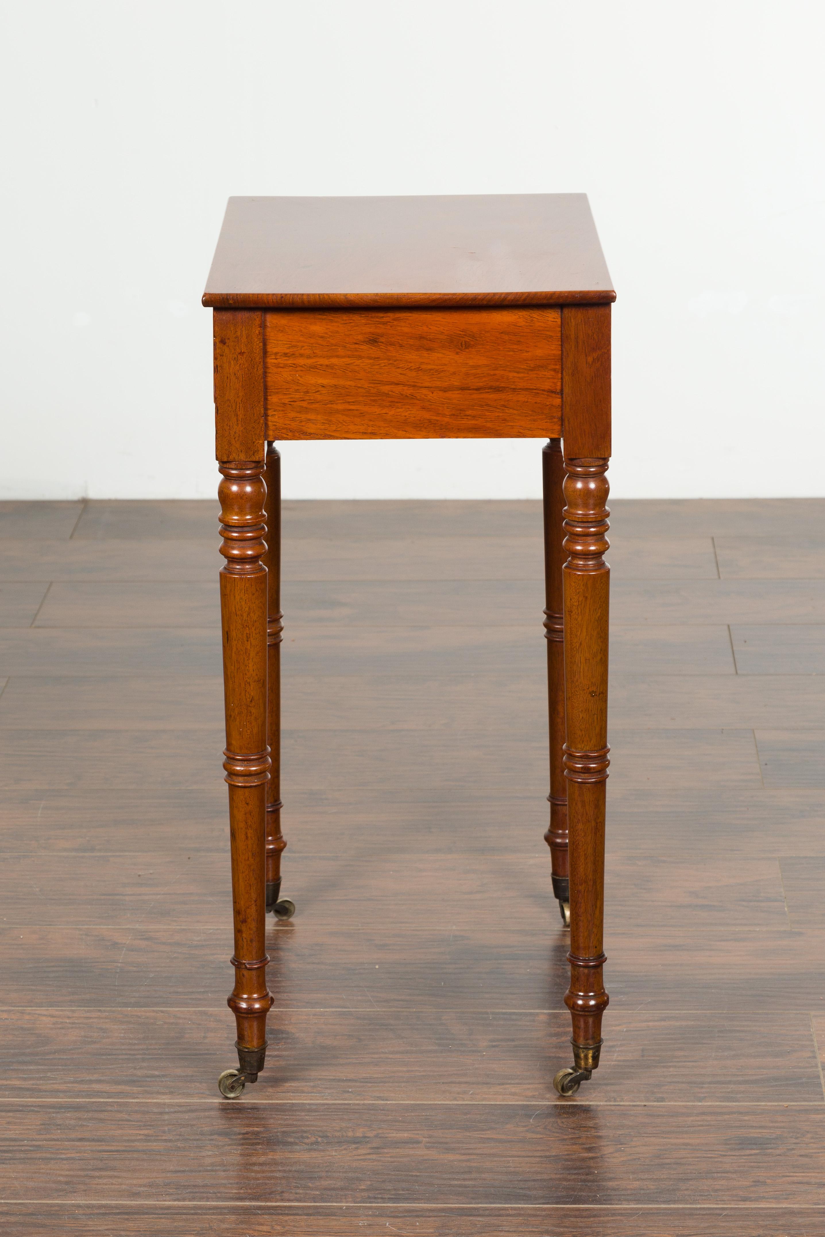 English 1820s Walnut Side Table with Single Drawer, Turned Legs and Casters For Sale 9