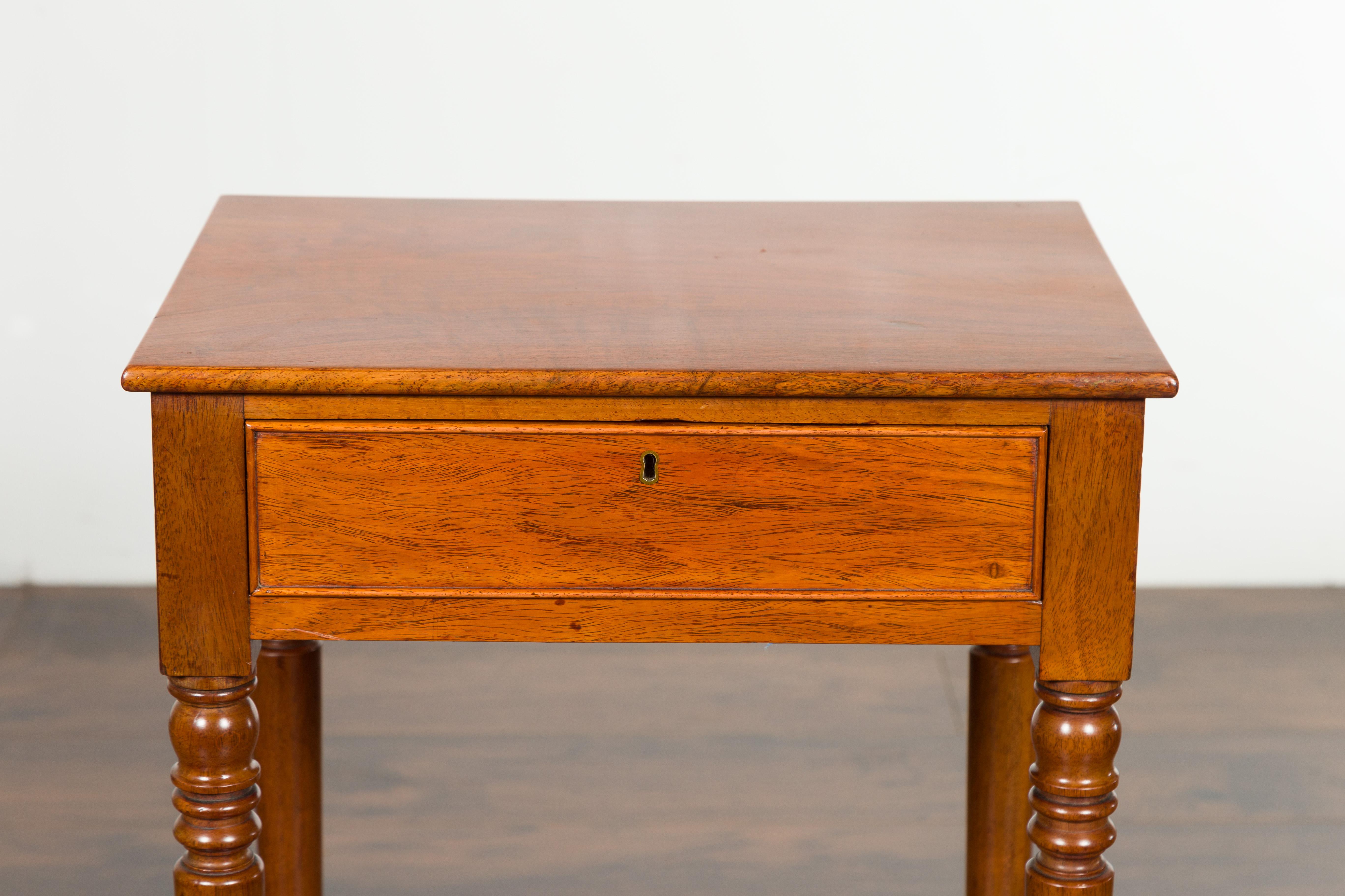 English 1820s Walnut Side Table with Single Drawer, Turned Legs and Casters For Sale 1