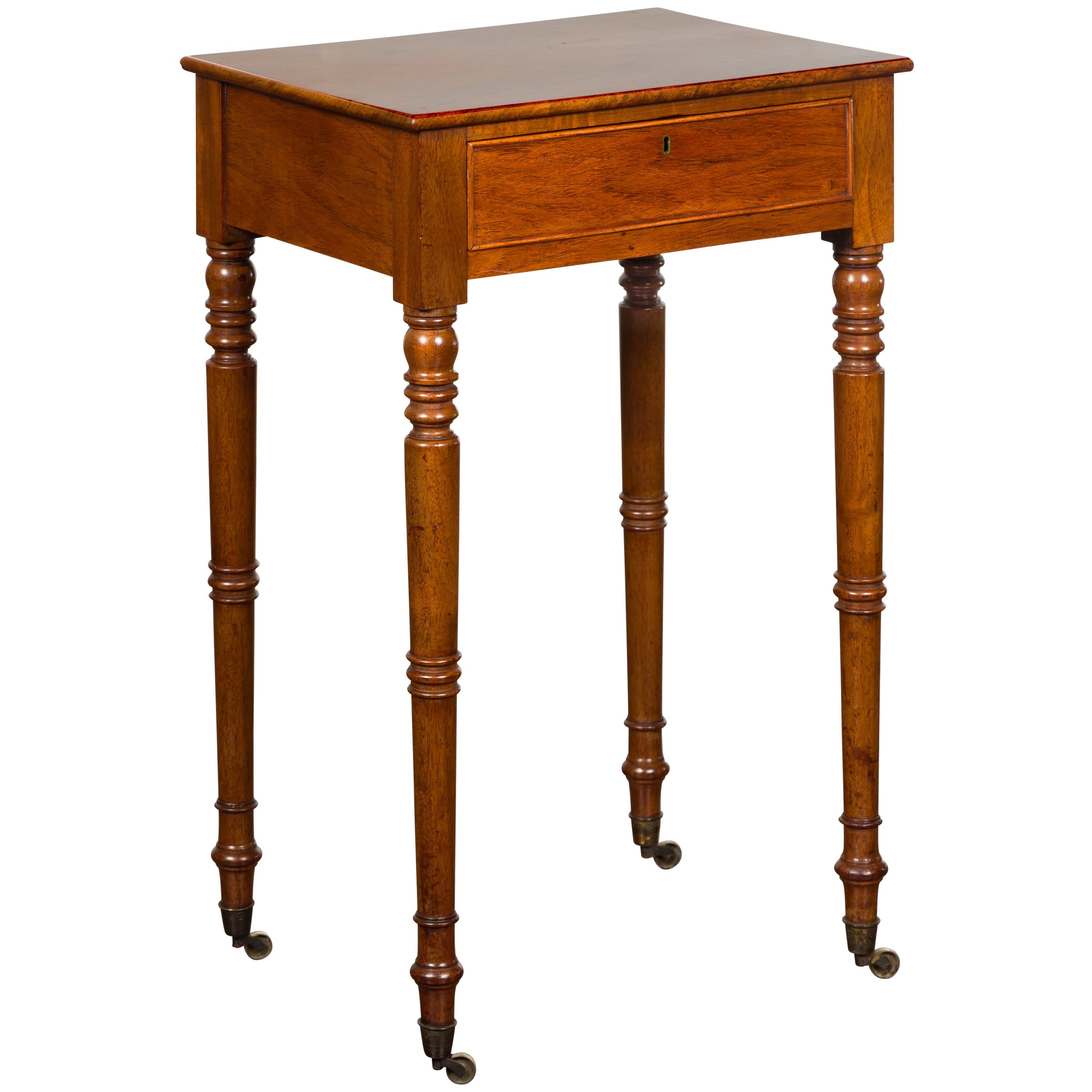 Table d'appoint anglaise des années 1820 en noyer avec un seul tiroir, pieds tournés et roulettes